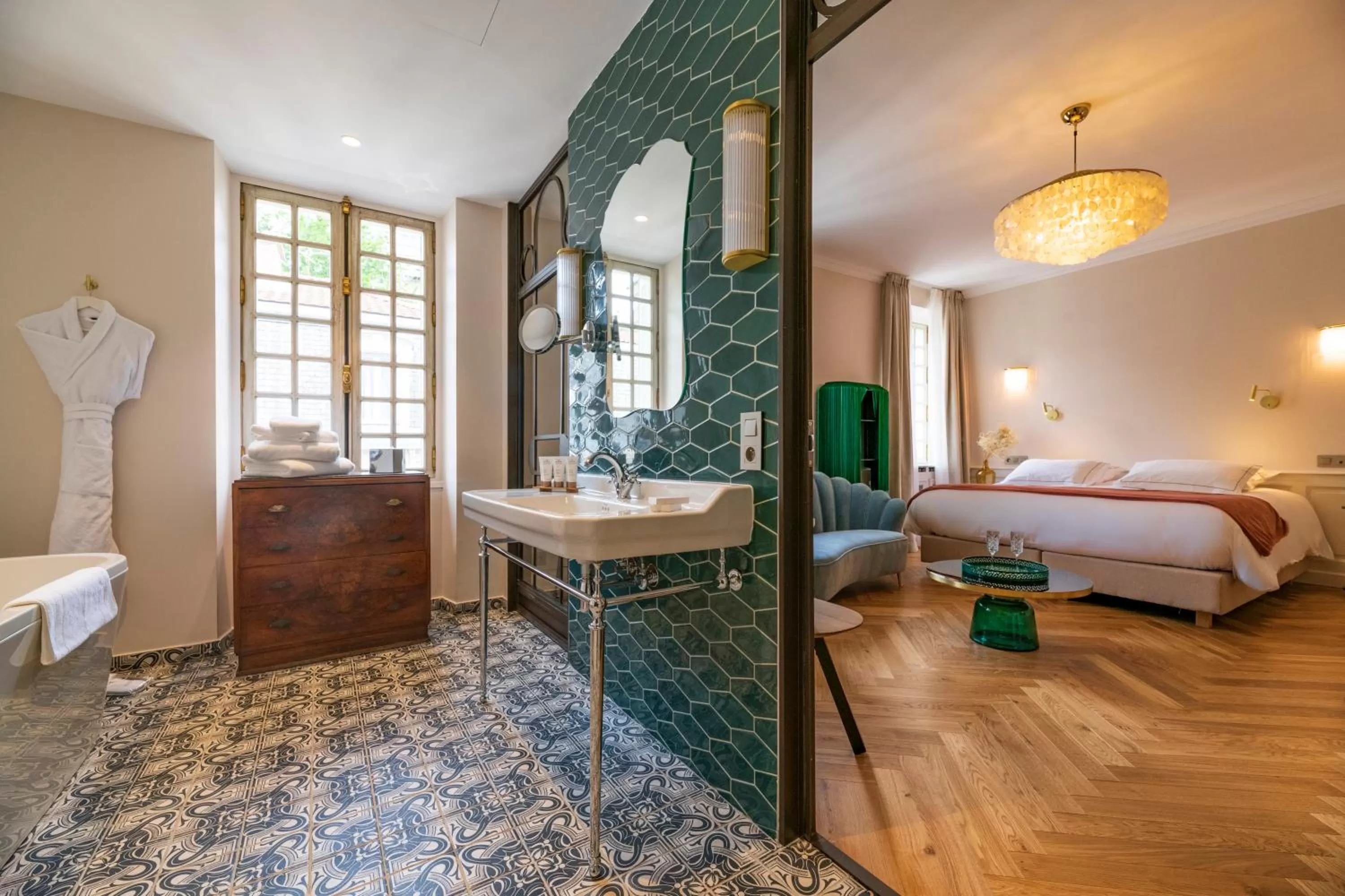 Bathroom, Bed in Belle Epoque