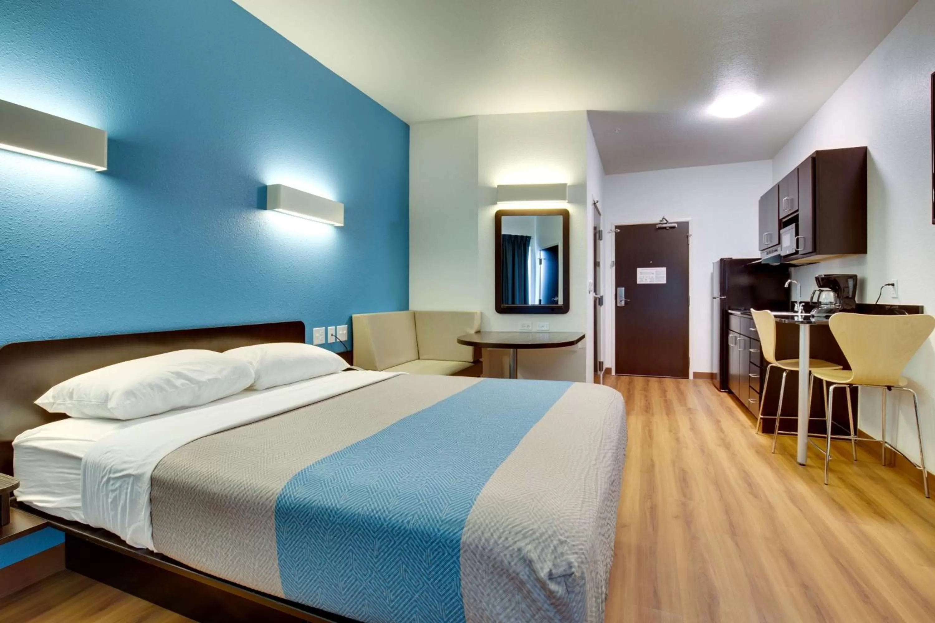 Photo of the whole room, Bed in Motel 6 Poplar Bluff, MO