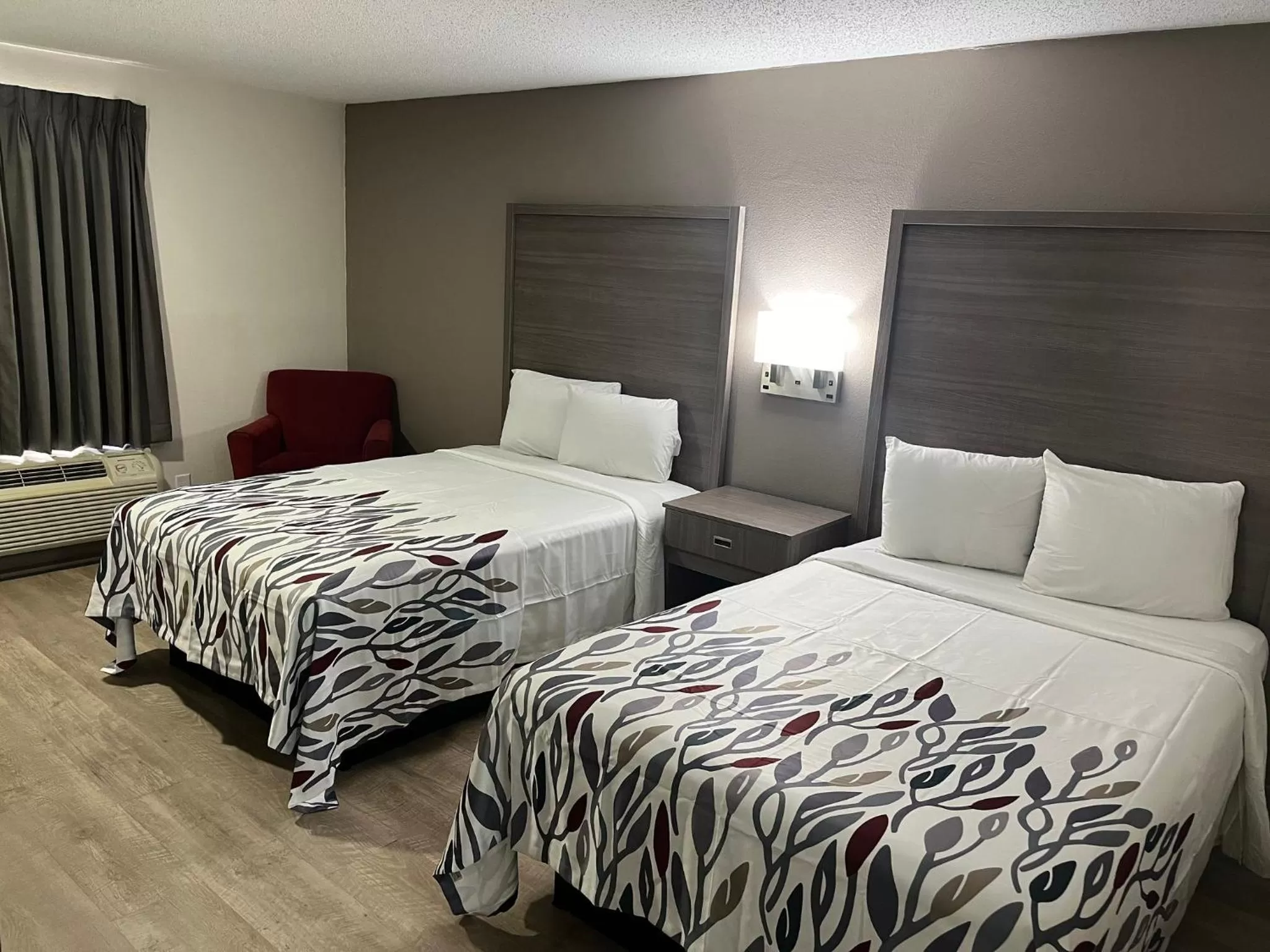 Photo of the whole room, Bed in Mulberry Inn and Plaza