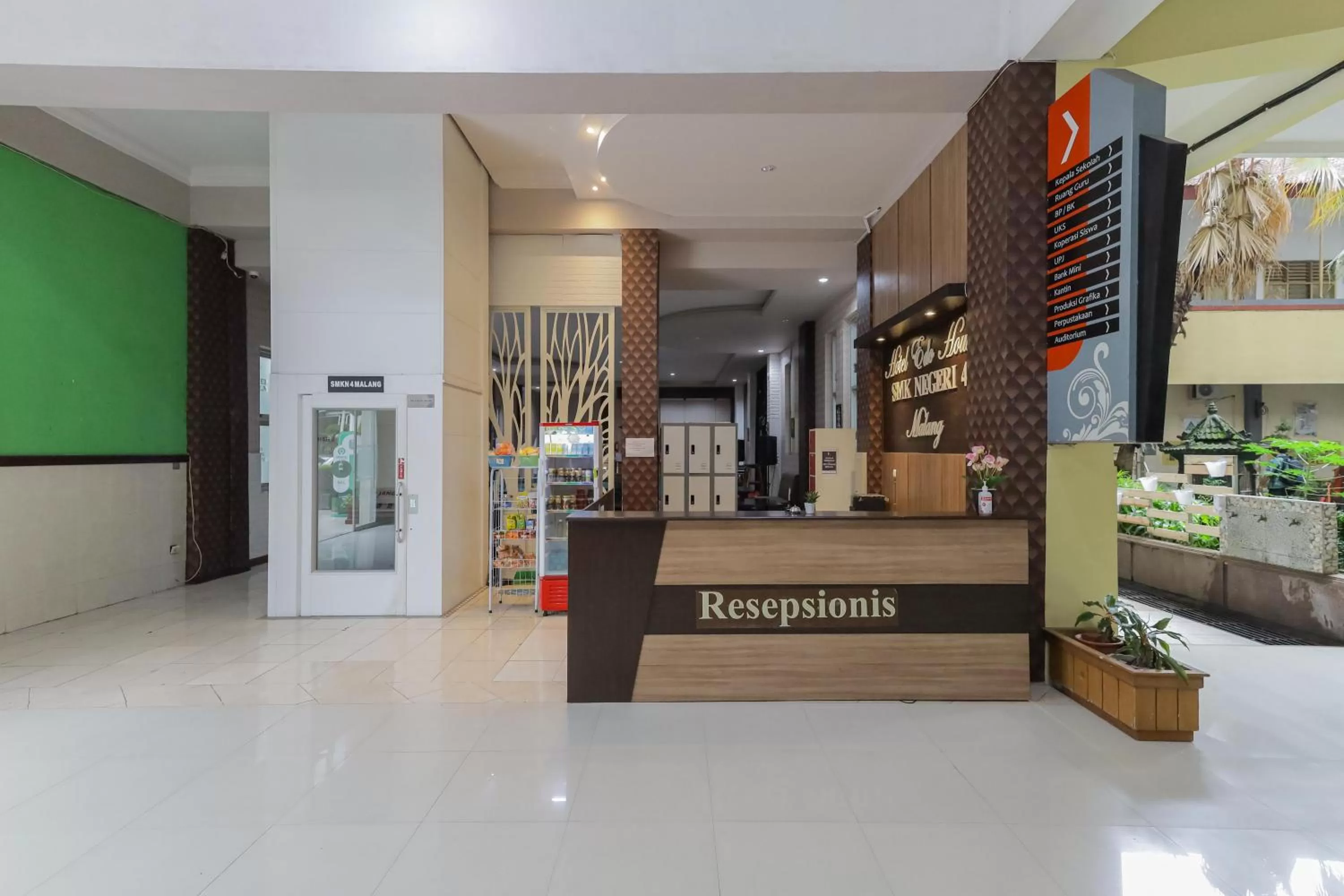 Lobby or reception in RedDoorz Syariah @ Klojen Malang