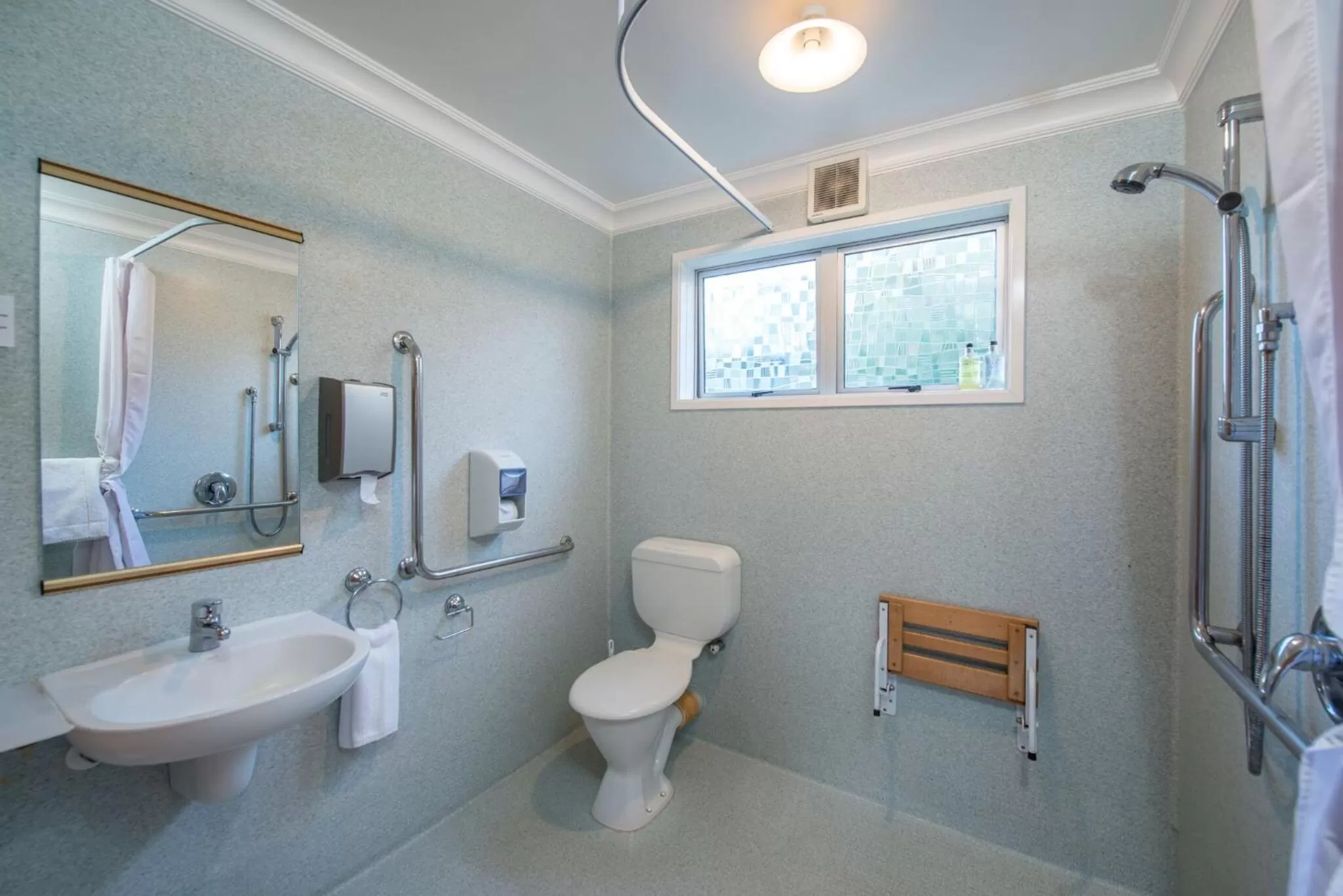 Shower in Amber Court Motel