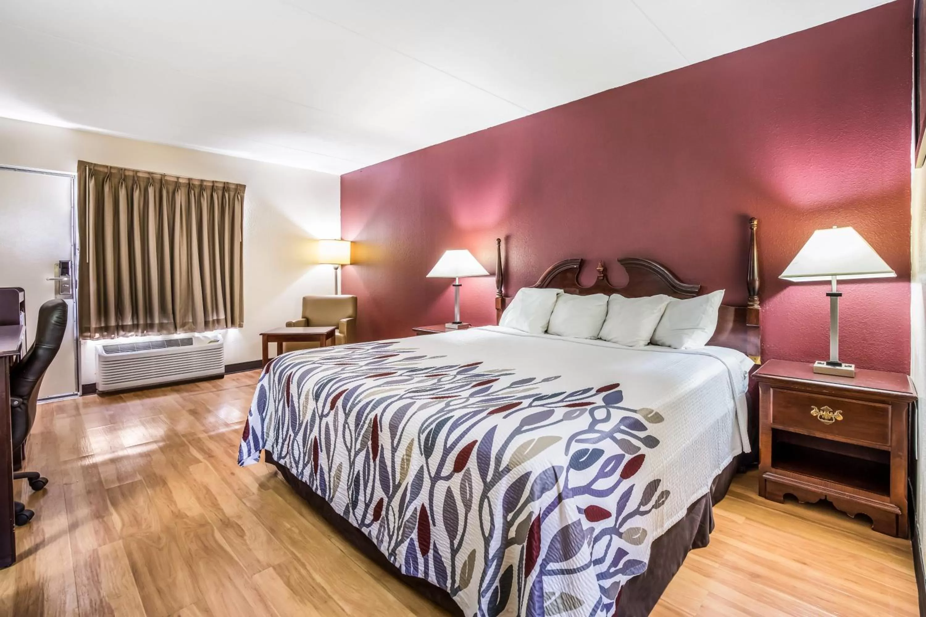 Photo of the whole room, Bed in Red Roof Inn Caryville