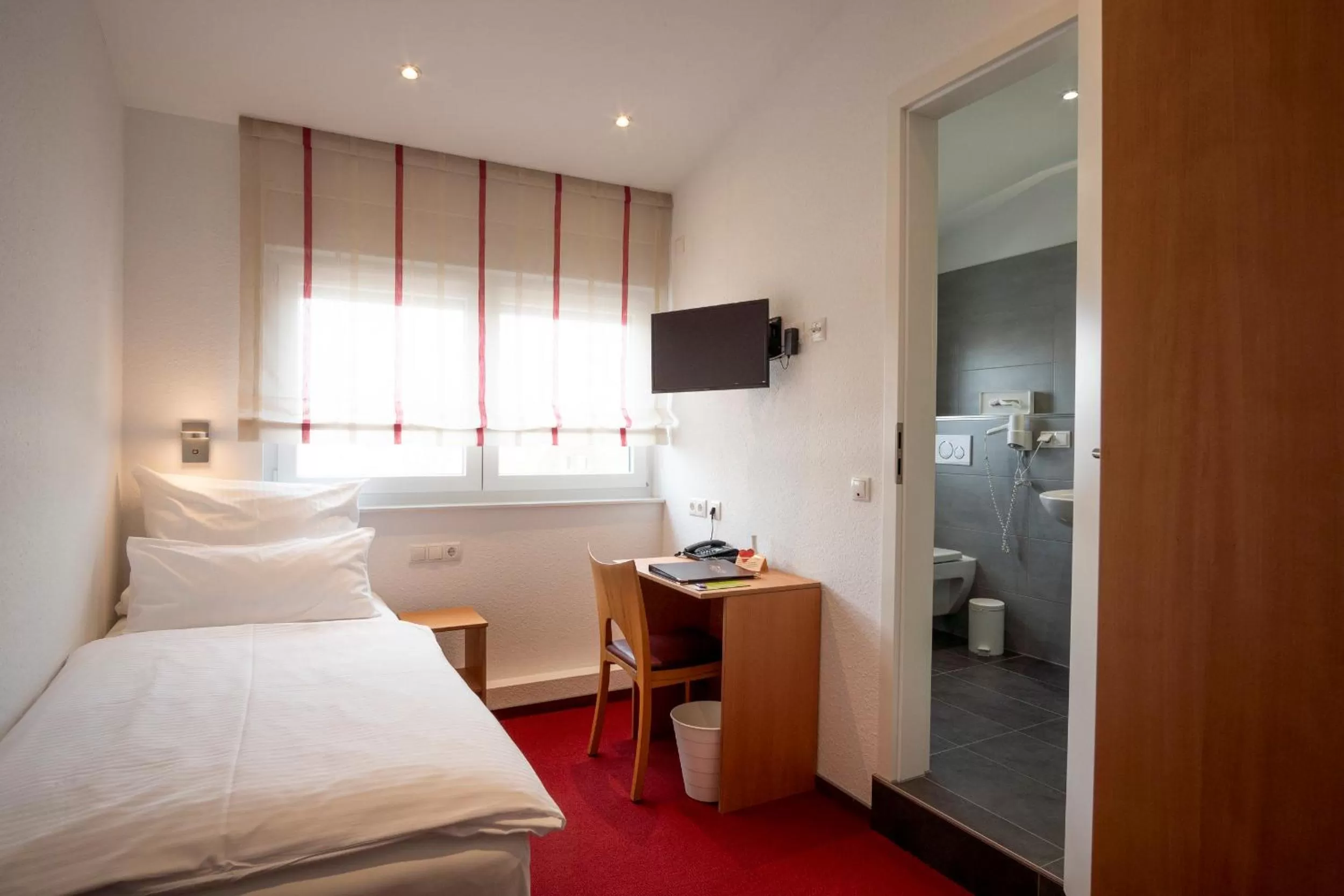 Photo of the whole room, Bed in Hotel Elysee