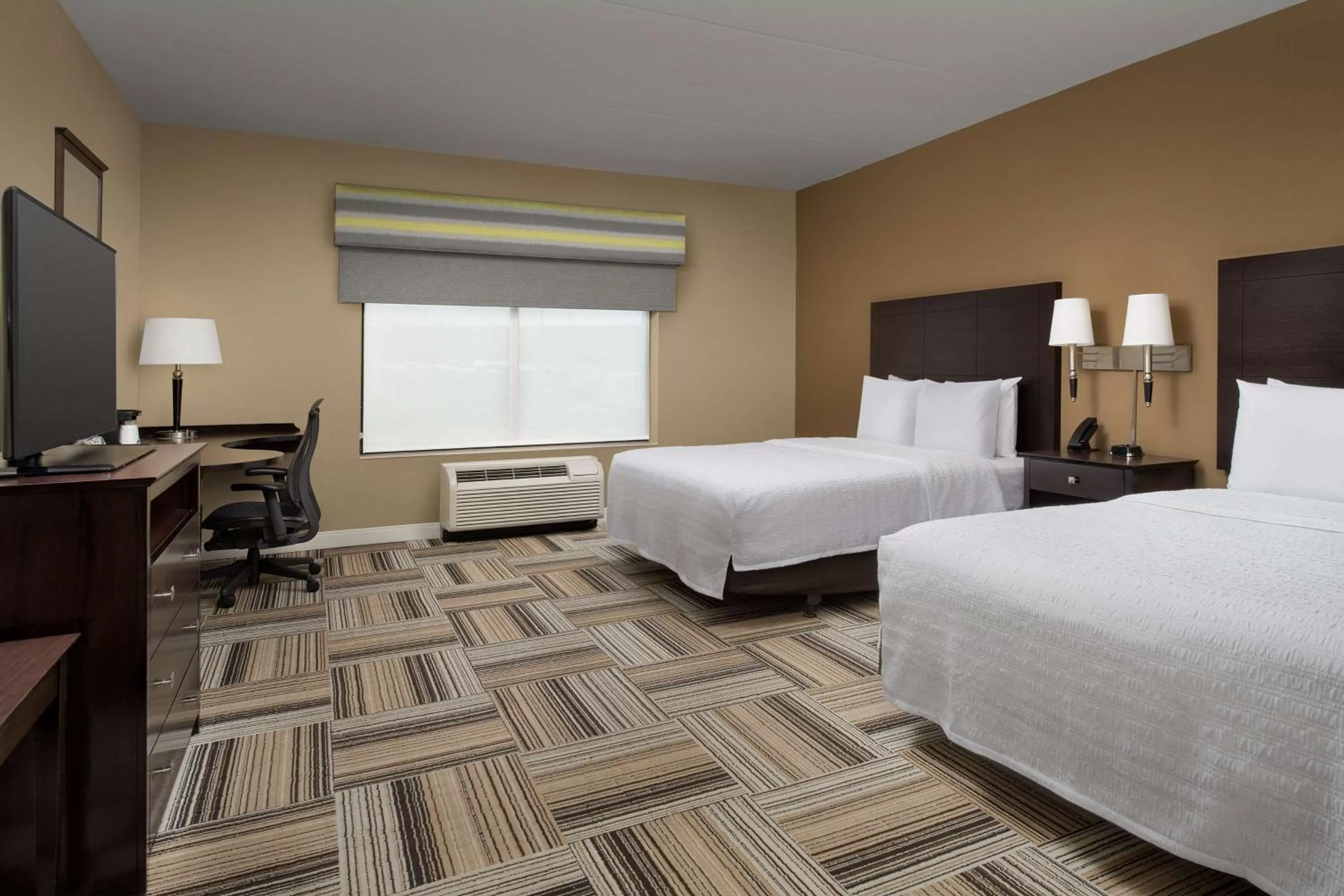 Bedroom, Bed in Hampton Inn Knoxville-East
