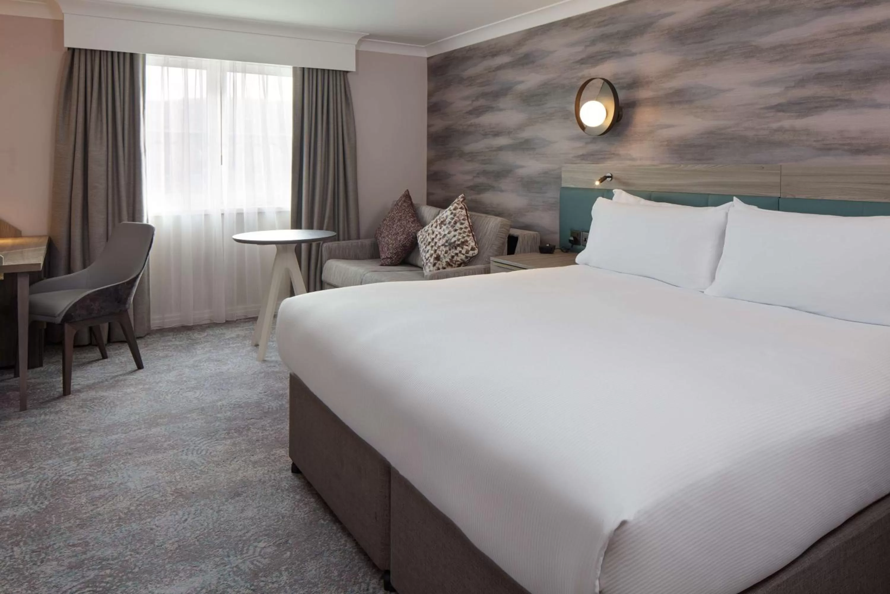 Living room, Bed in DoubleTree by Hilton Bath