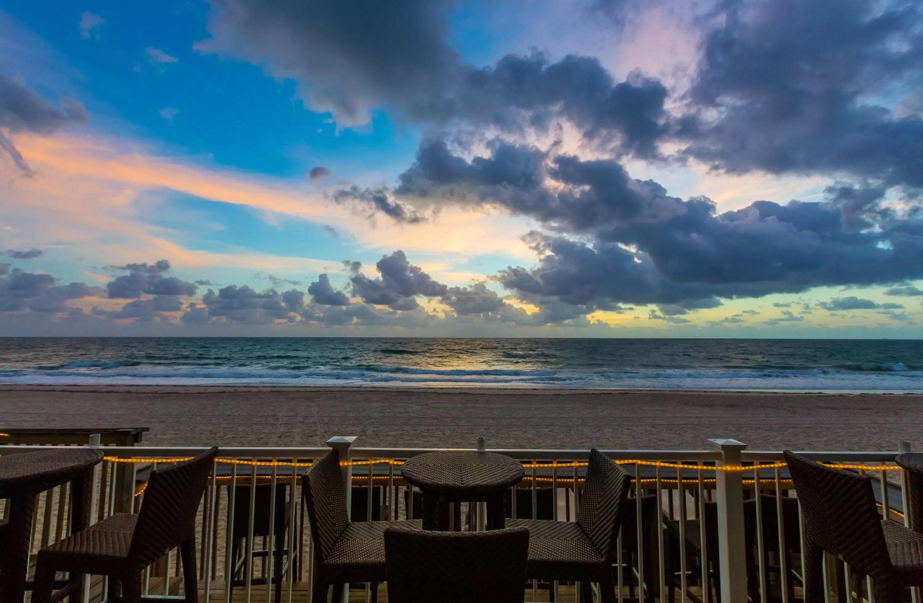 Restaurant/places to eat in Sun Tower Hotel & Suites on the Beach