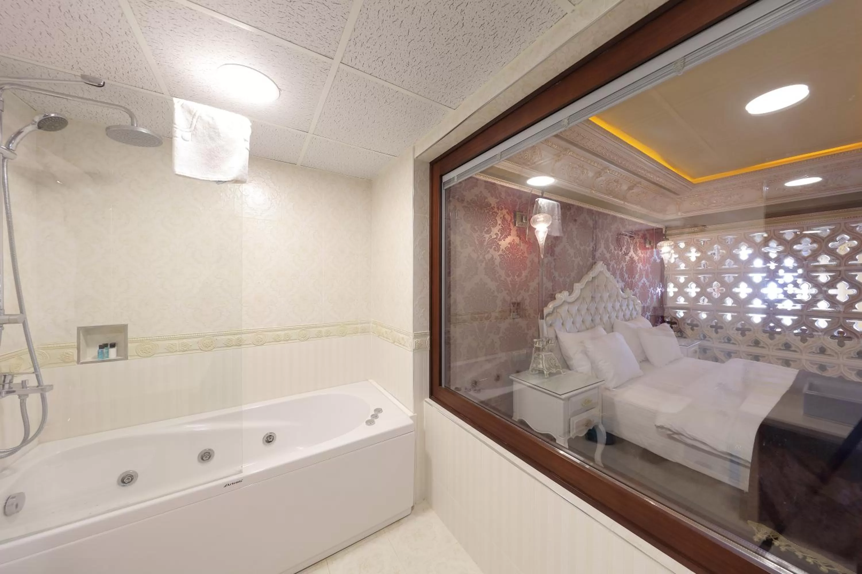 Bathroom, Bed in Deluxe Golden Horn Sultanahmet Hotel