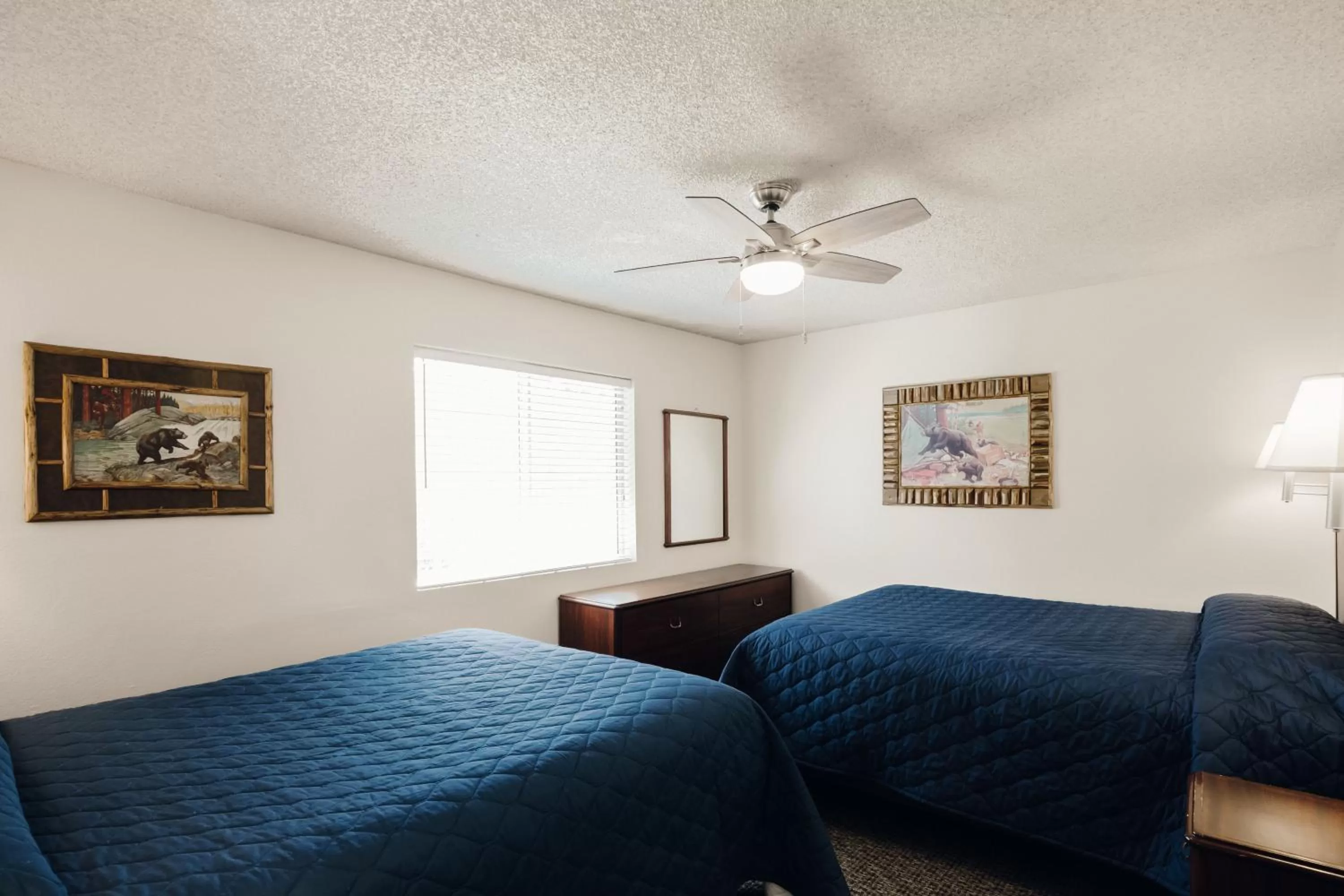 Photo of the whole room, Bed in Vintage Lakeside Inn