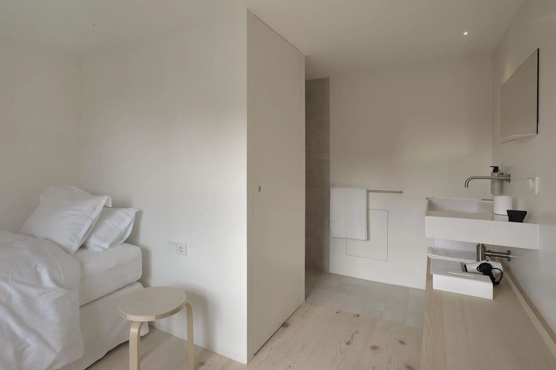 Photo of the whole room, Bed in BAR10ZIMMER