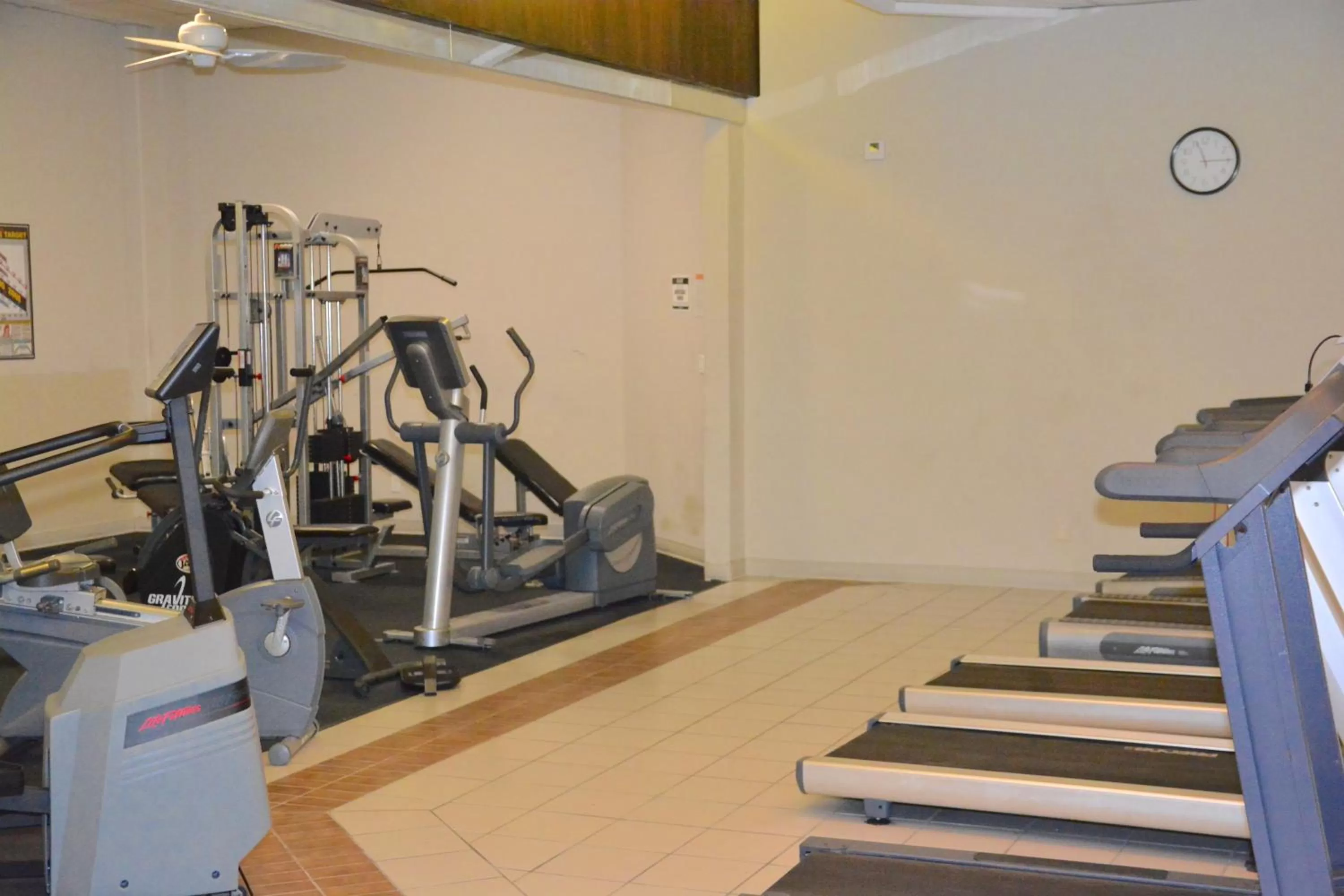 Fitness centre/facilities in Sunchase Inn & Suites