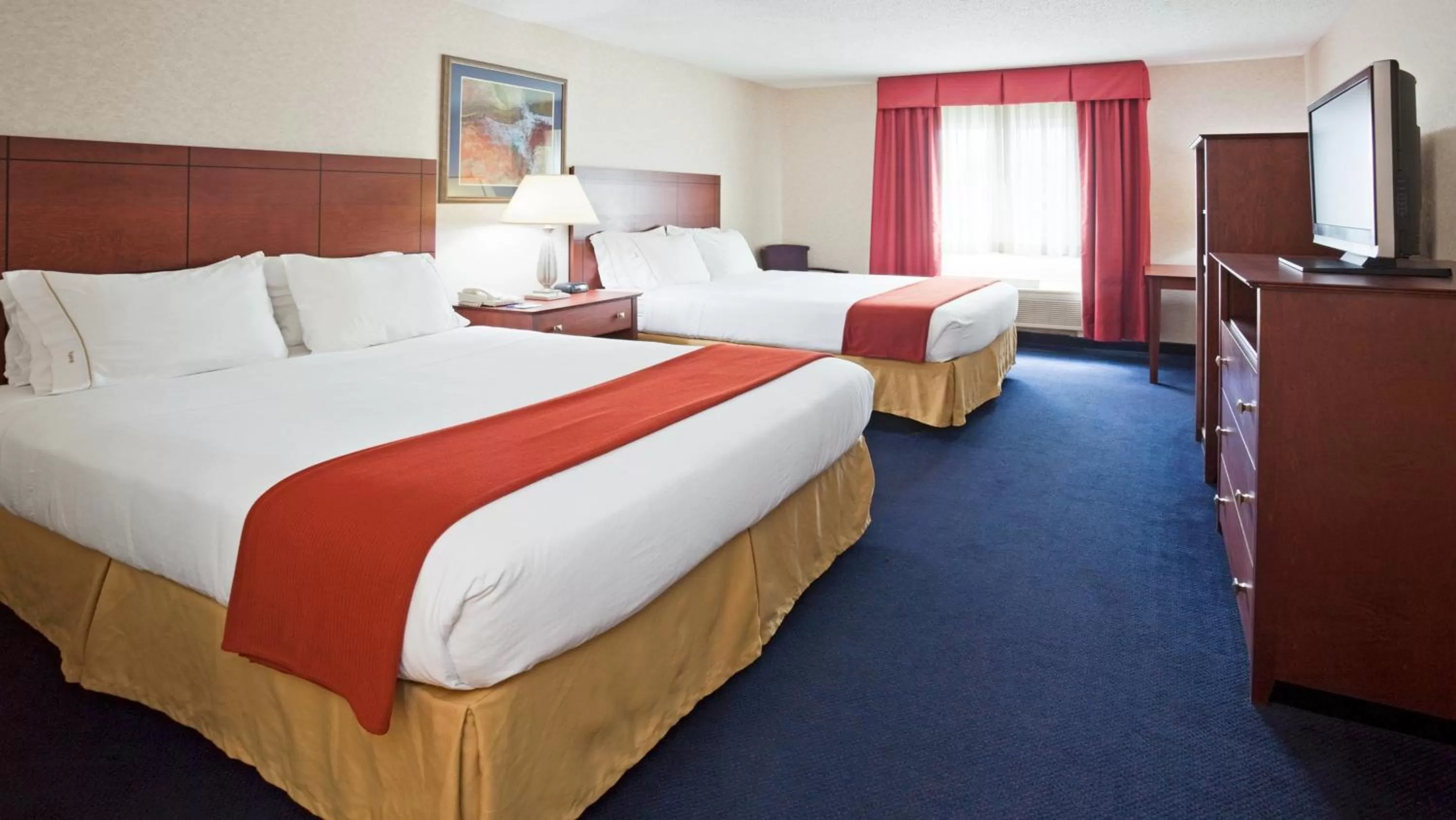 Photo of the whole room, Bed in Holiday Inn Express Deforest by IHG