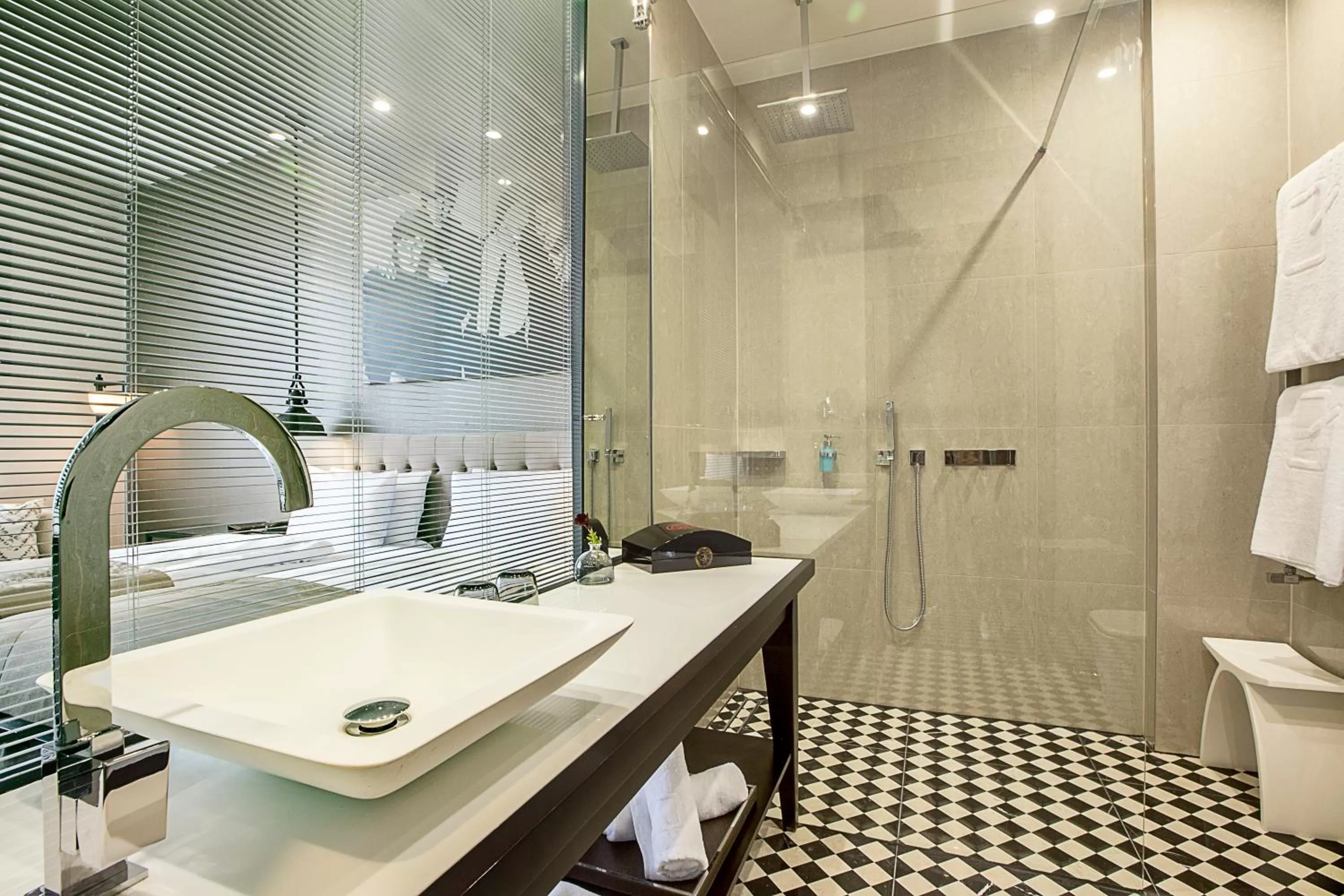 Bathroom in Quentin XL Potsdamer Platz