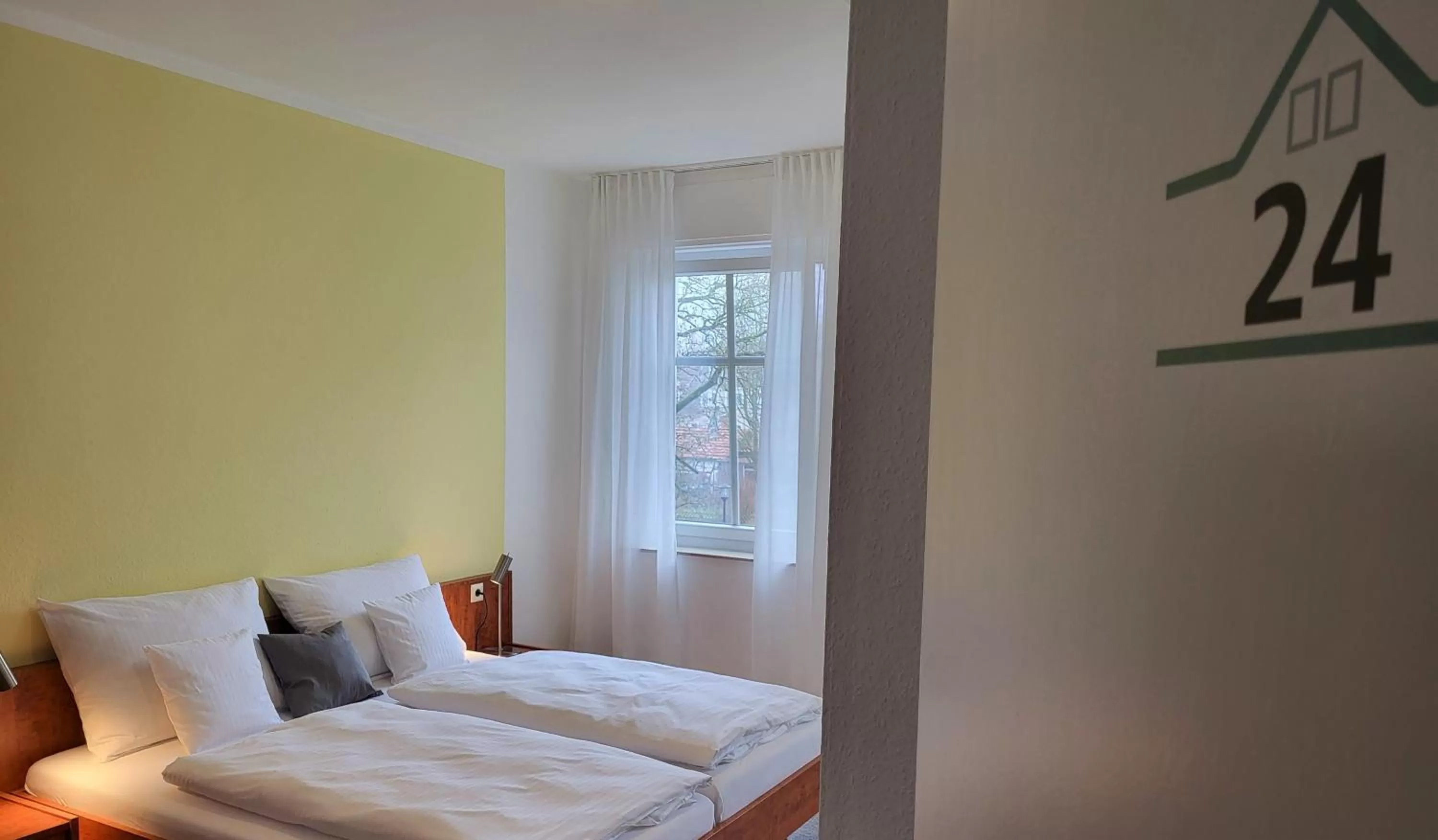 Photo of the whole room, Bed in Parkhotel Am Schwanenteich