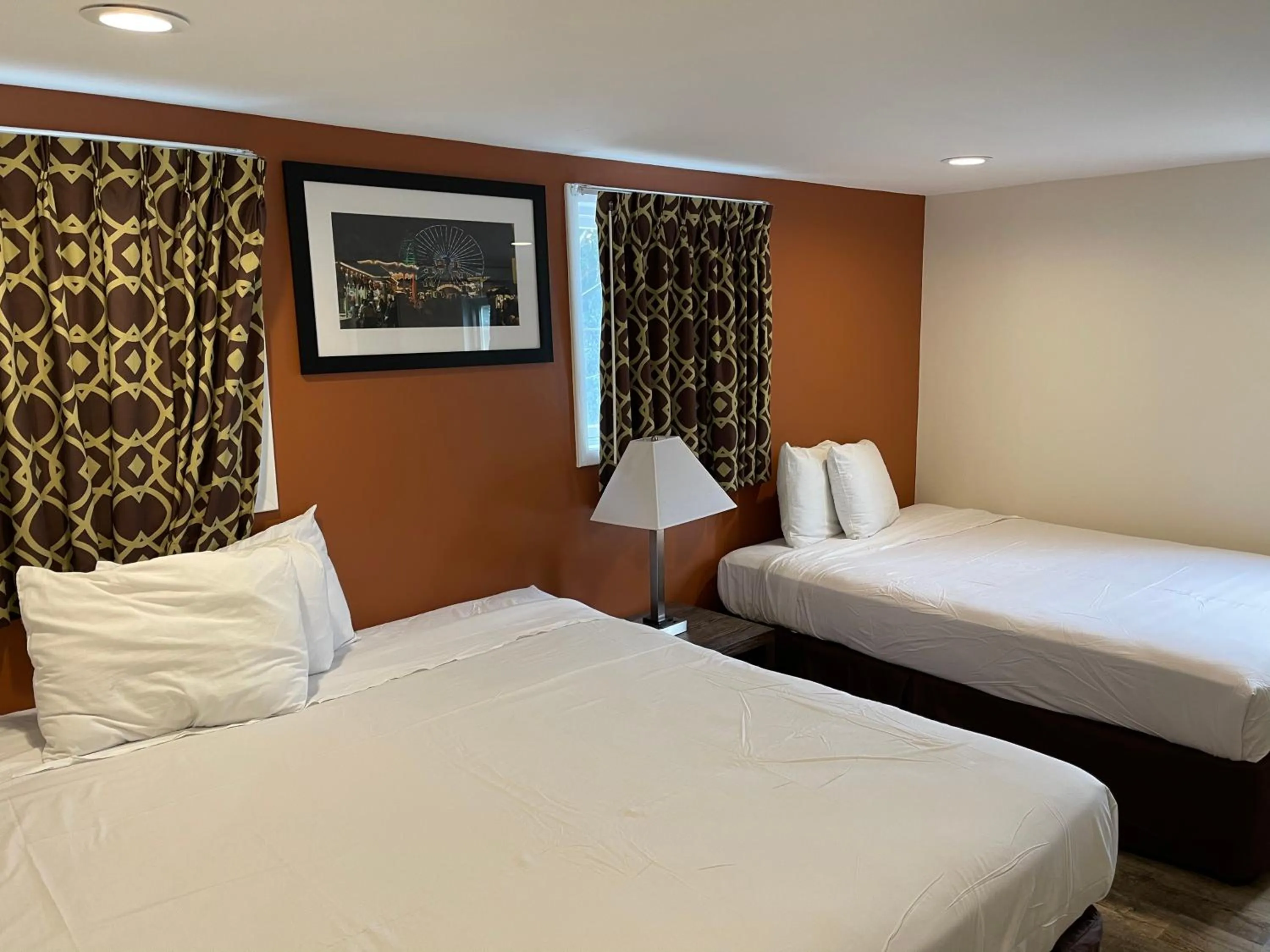 Bed in Wildwood Inn Hotel Travelodge Beach & Boardwalk