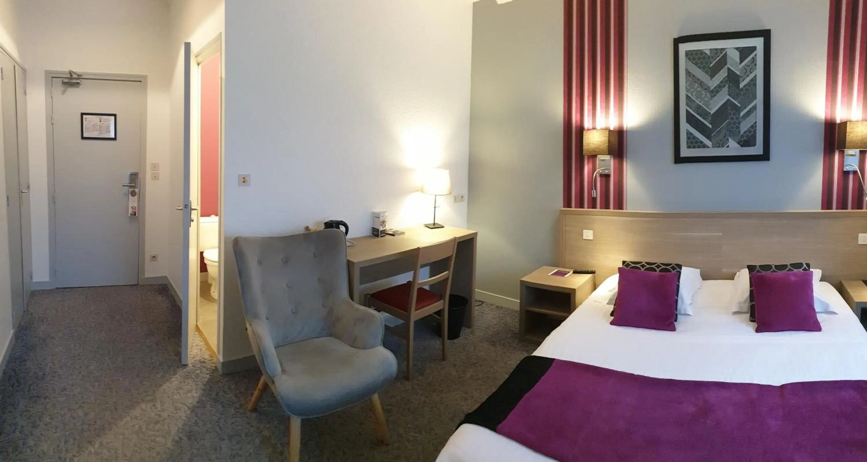 Photo of the whole room, Bed in Hôtel Le Rohan Charme et Caractère