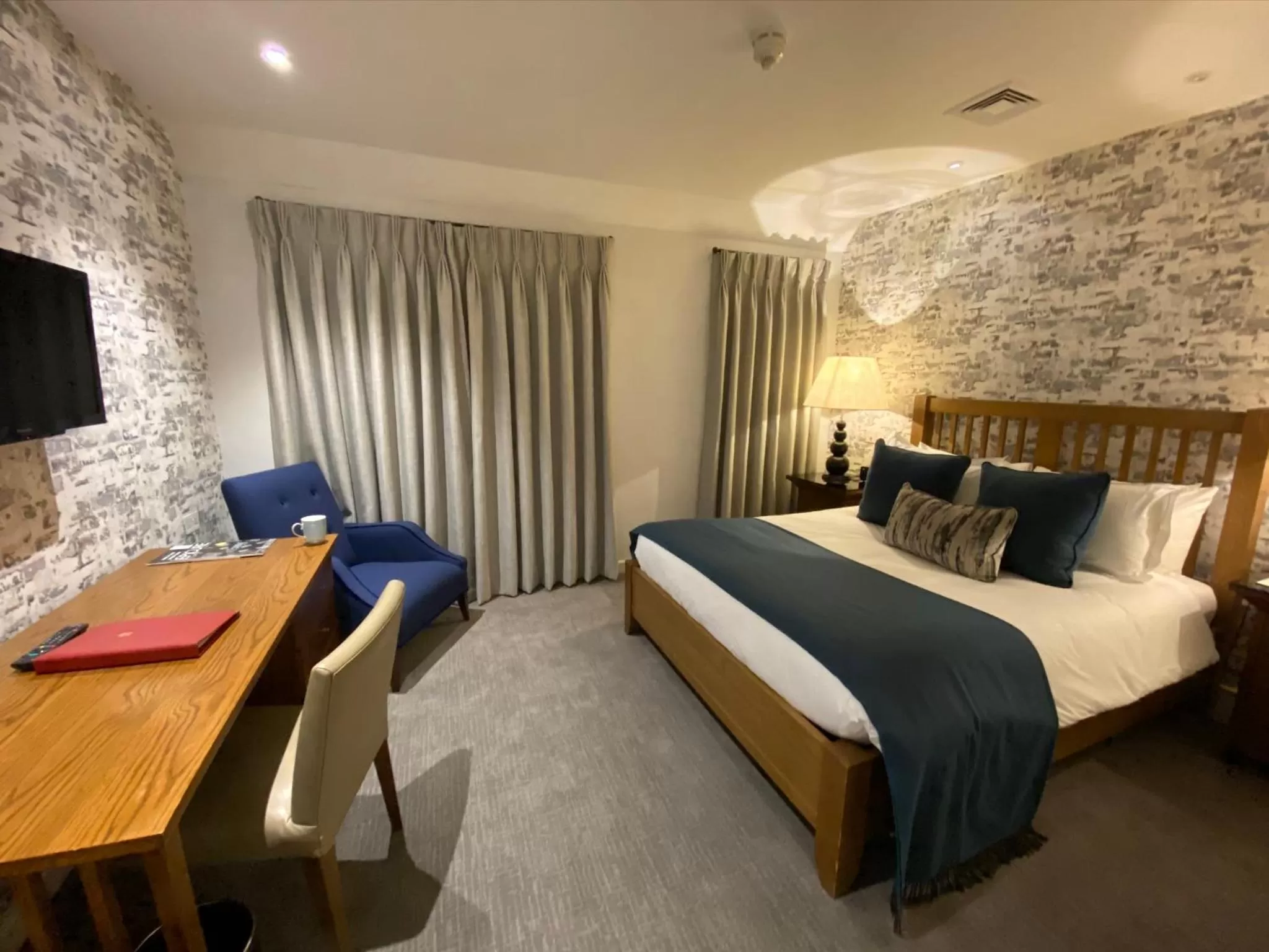 Photo of the whole room, Bed in Great Fosters - Near Windsor