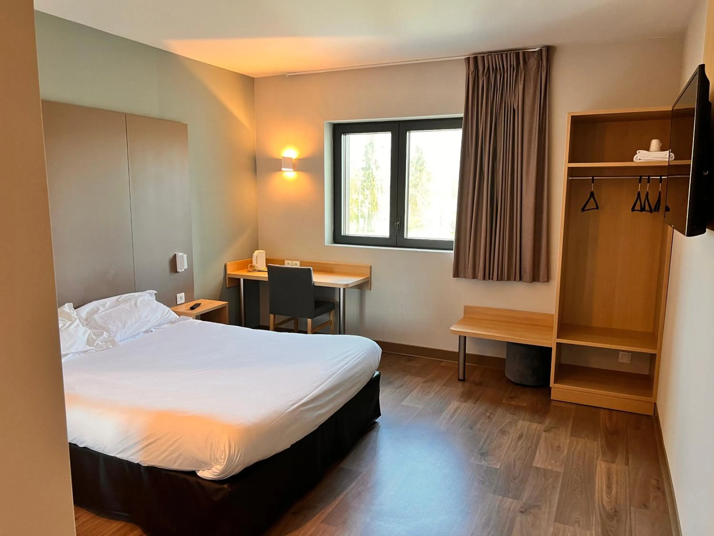 Photo of the whole room, Bed in Campanile Metz Nord - Woippy- Porte du Luxembourg A31