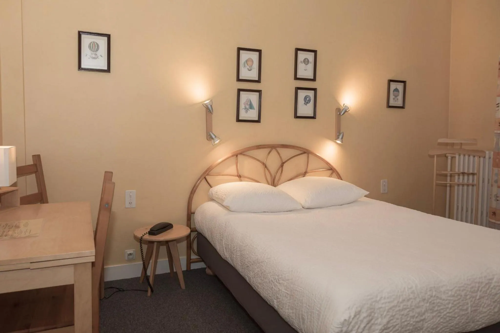 Bed in Cit'Hotel Aéro-Hotel