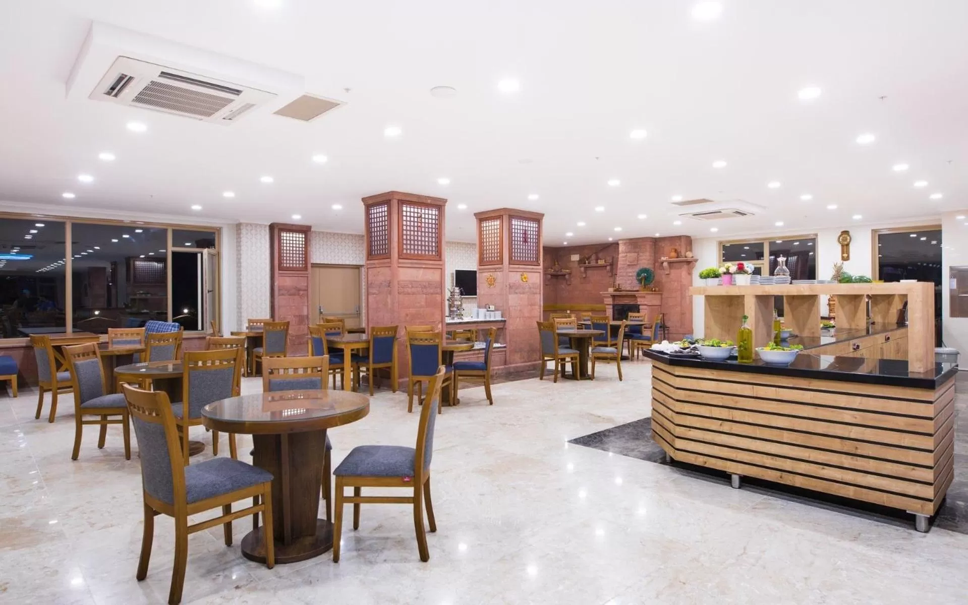Restaurant/places to eat in Helen Troya Hotel Geyikli