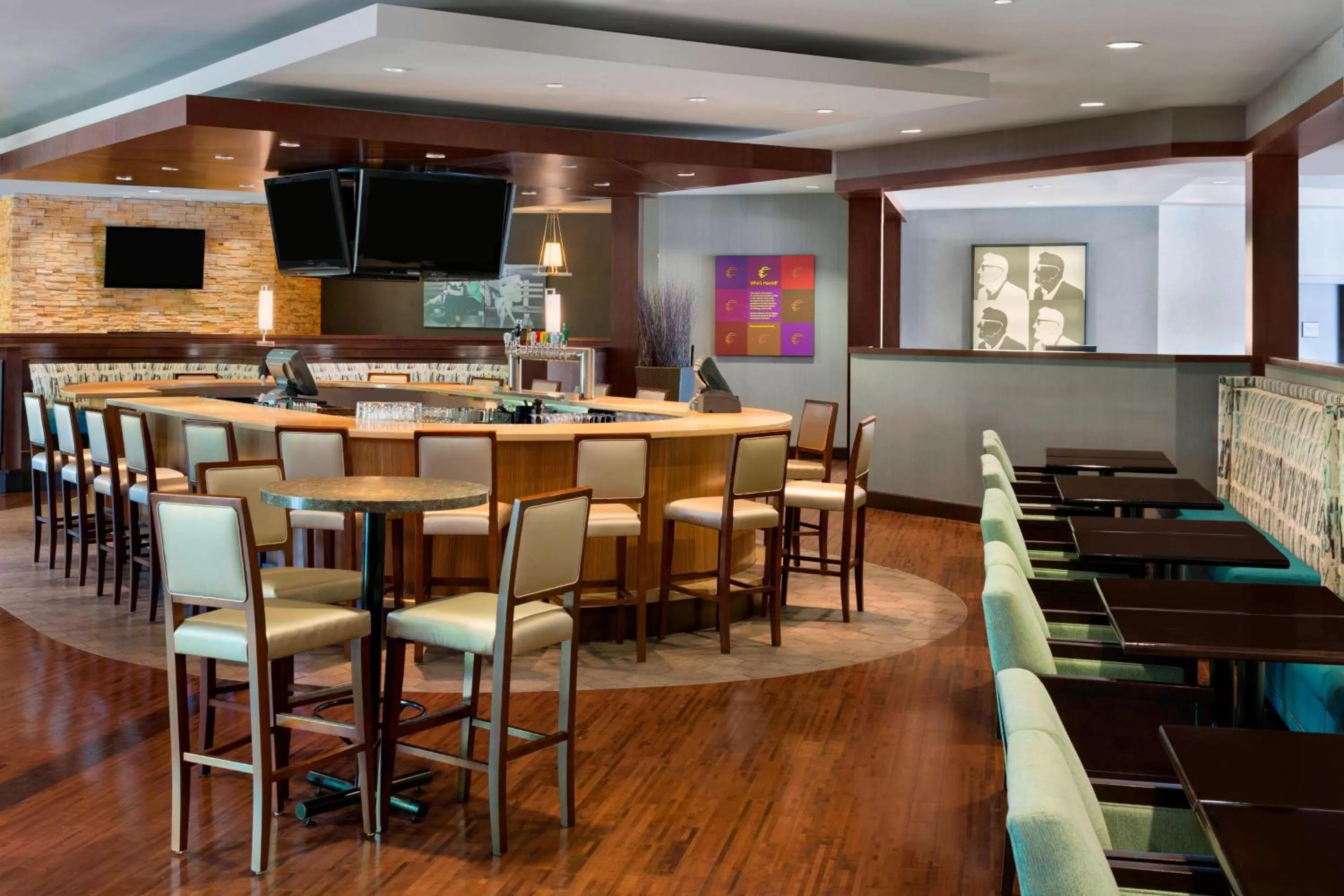 Lounge or bar in Sheraton Vancouver Airport Hotel