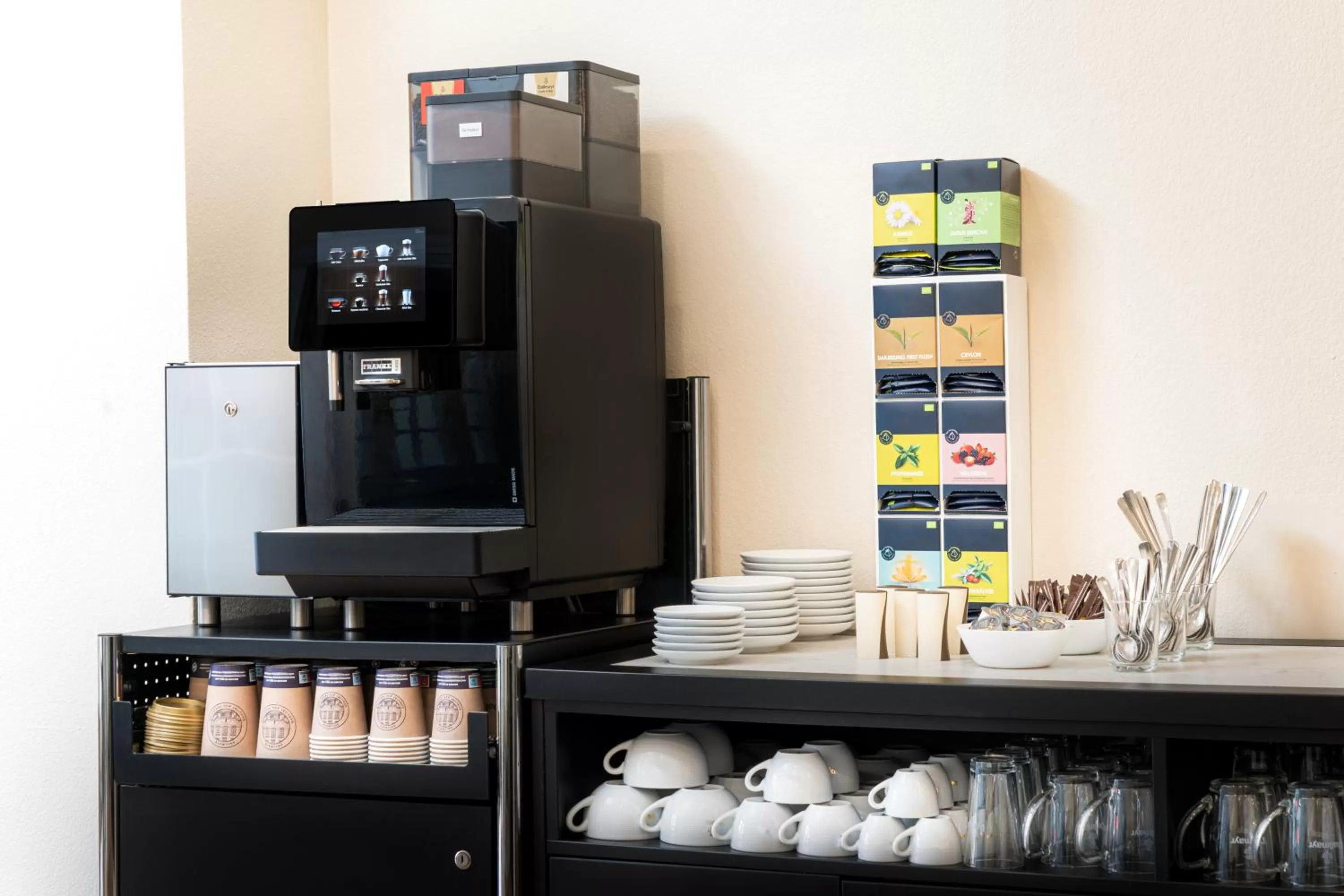 Coffee/tea facilities in Arthotel ANA Fleur