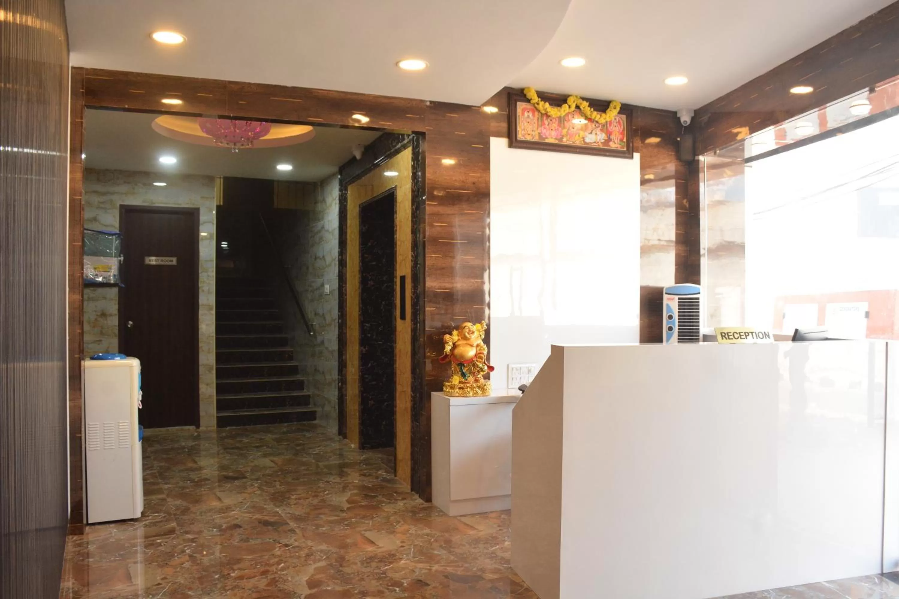 Lobby or reception in Arihanth Inn