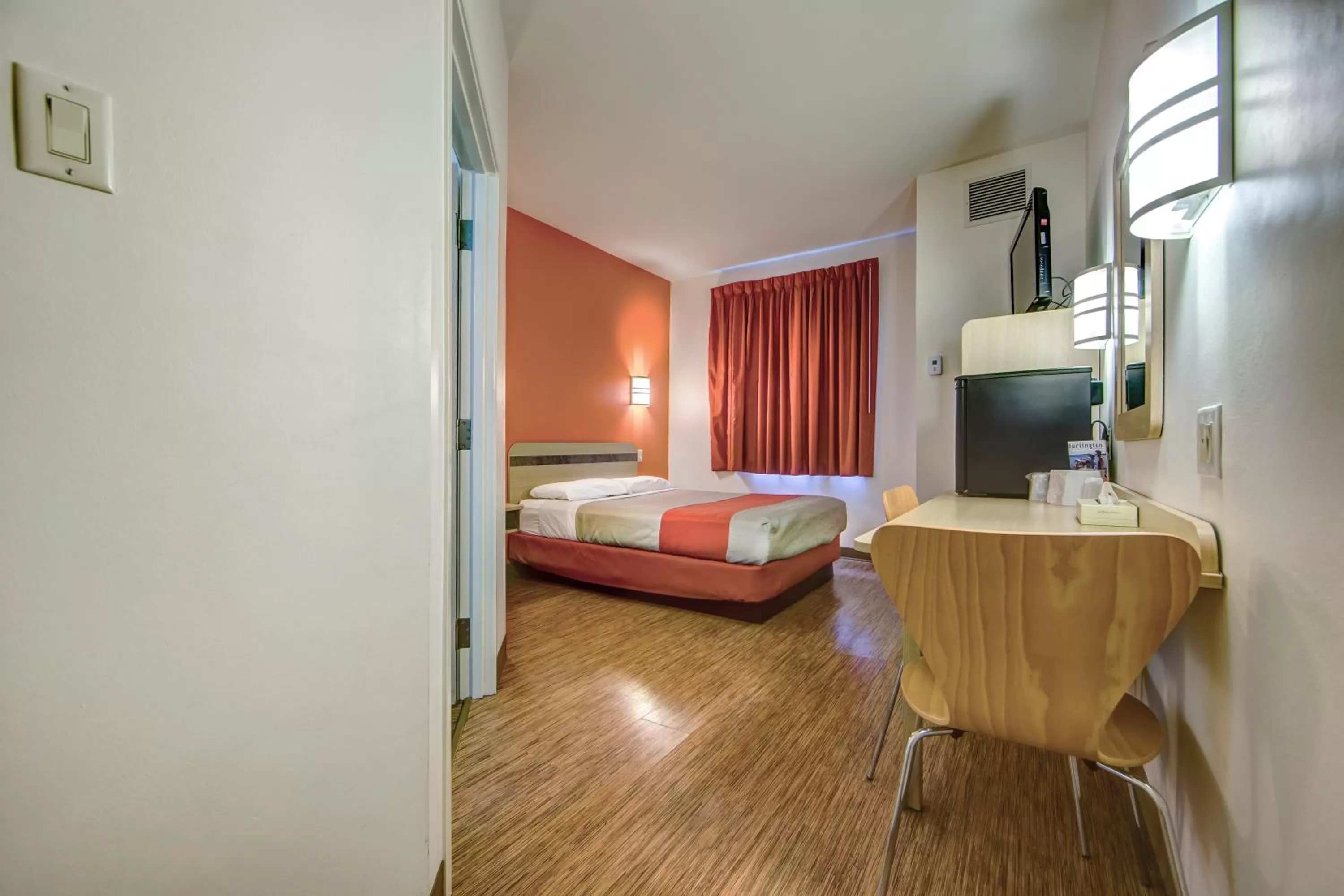 Photo of the whole room, Bed in Motel 6-Burlington, ON - Toronto West - Oakville