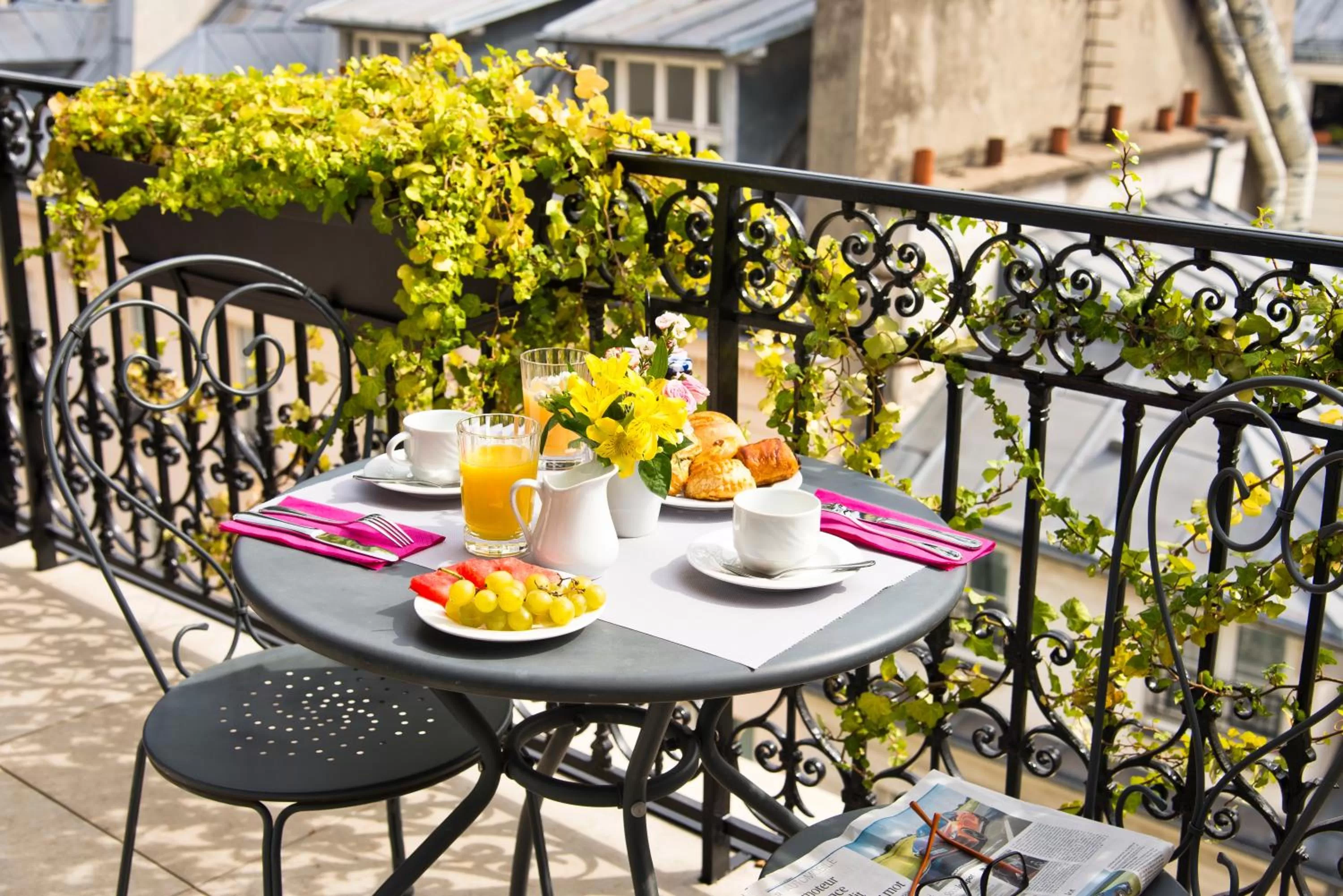 Patio in Hôtel Saint-Pétersbourg Opéra & Spa