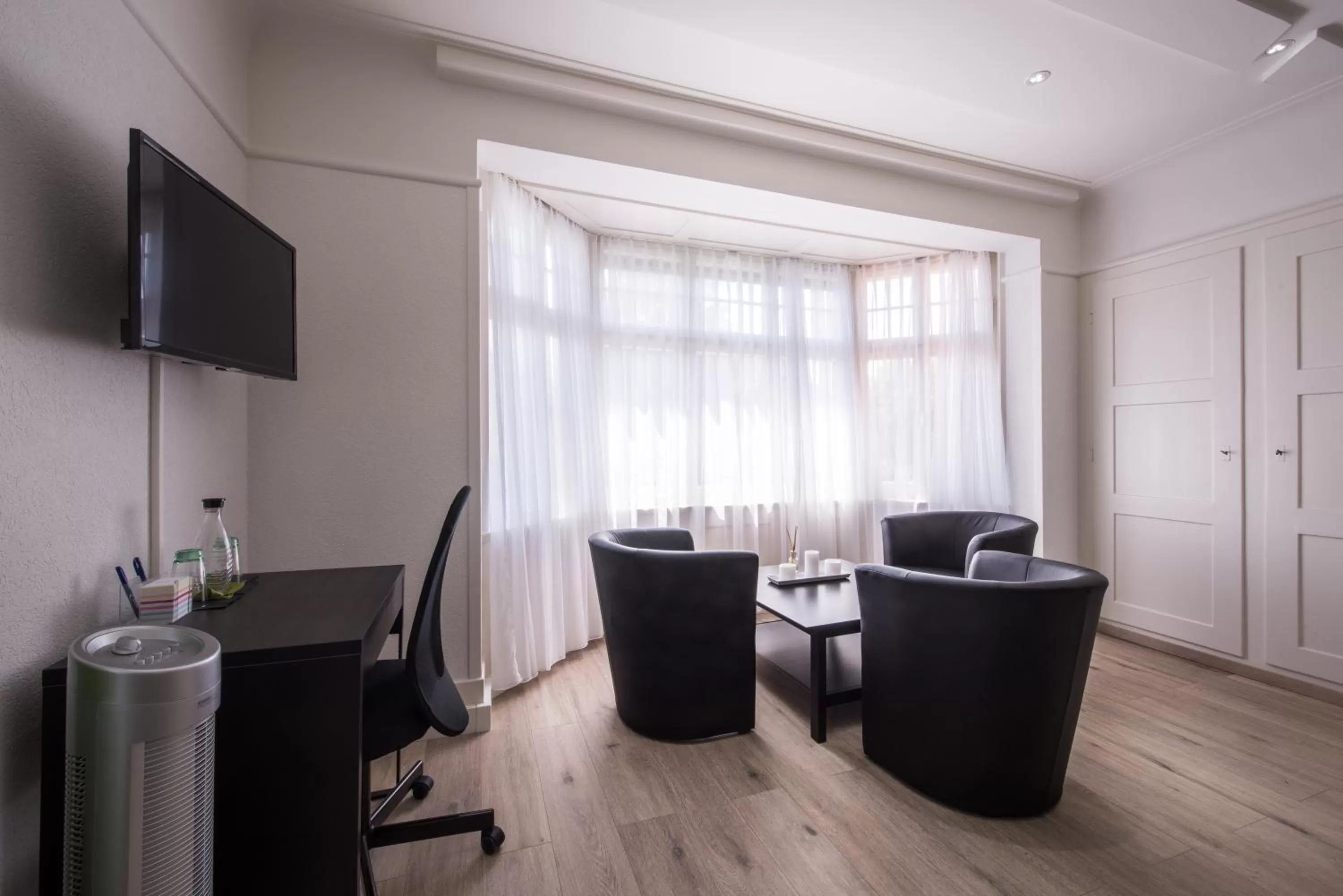 TV and multimedia in Max Aviation Villa & Apartments