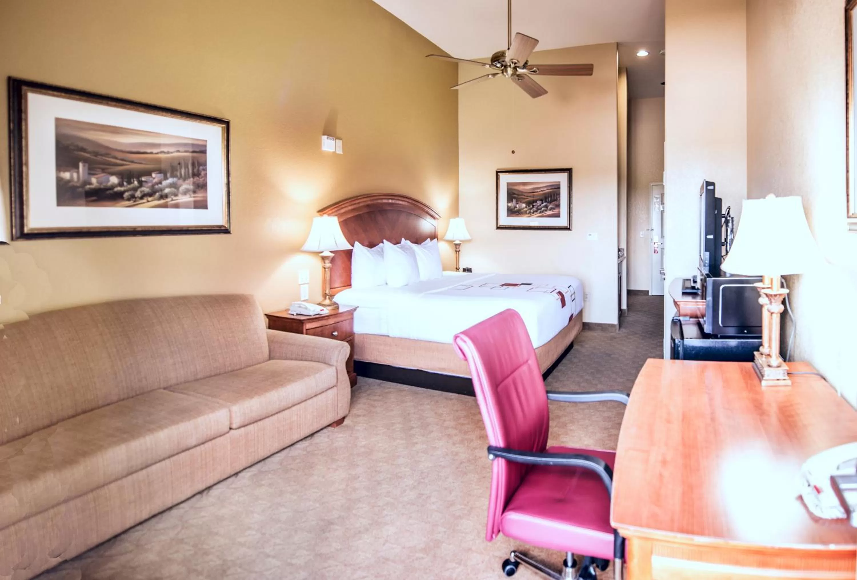 Photo of the whole room, Bed in La Quinta by Wyndham Marble Falls