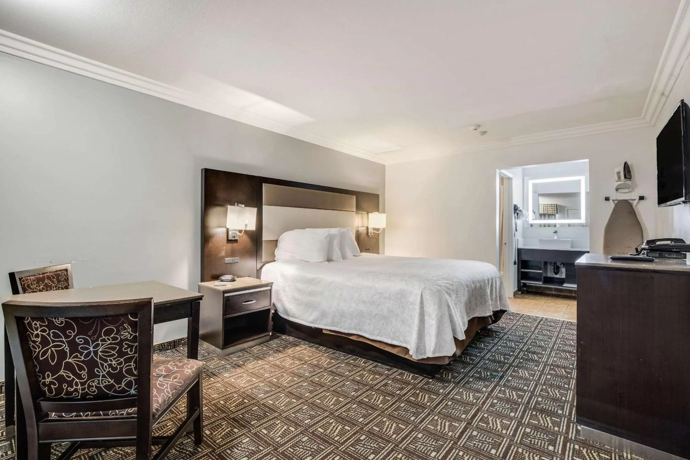 Photo of the whole room, Bed in Rodeway Inn Old Town Temecula