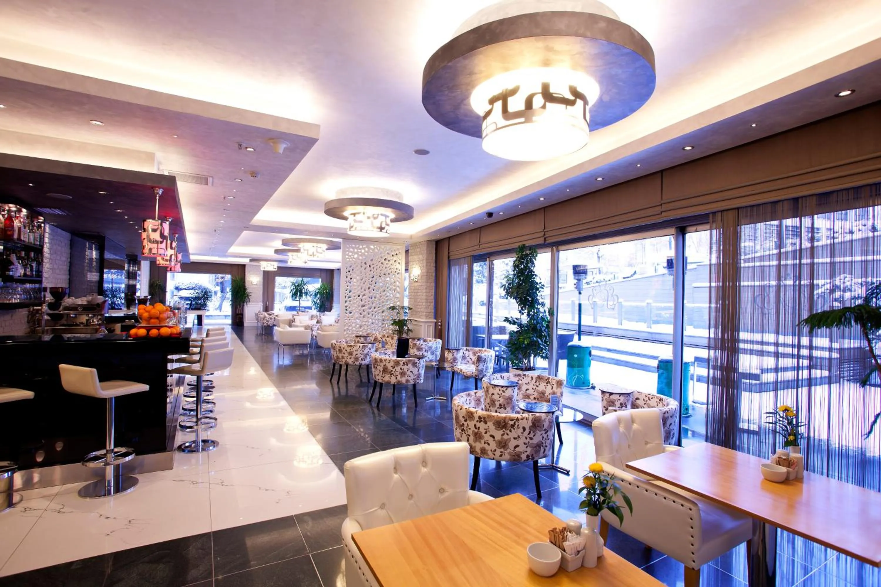 Lounge or bar in Limak Ambassadore Hotel Ankara