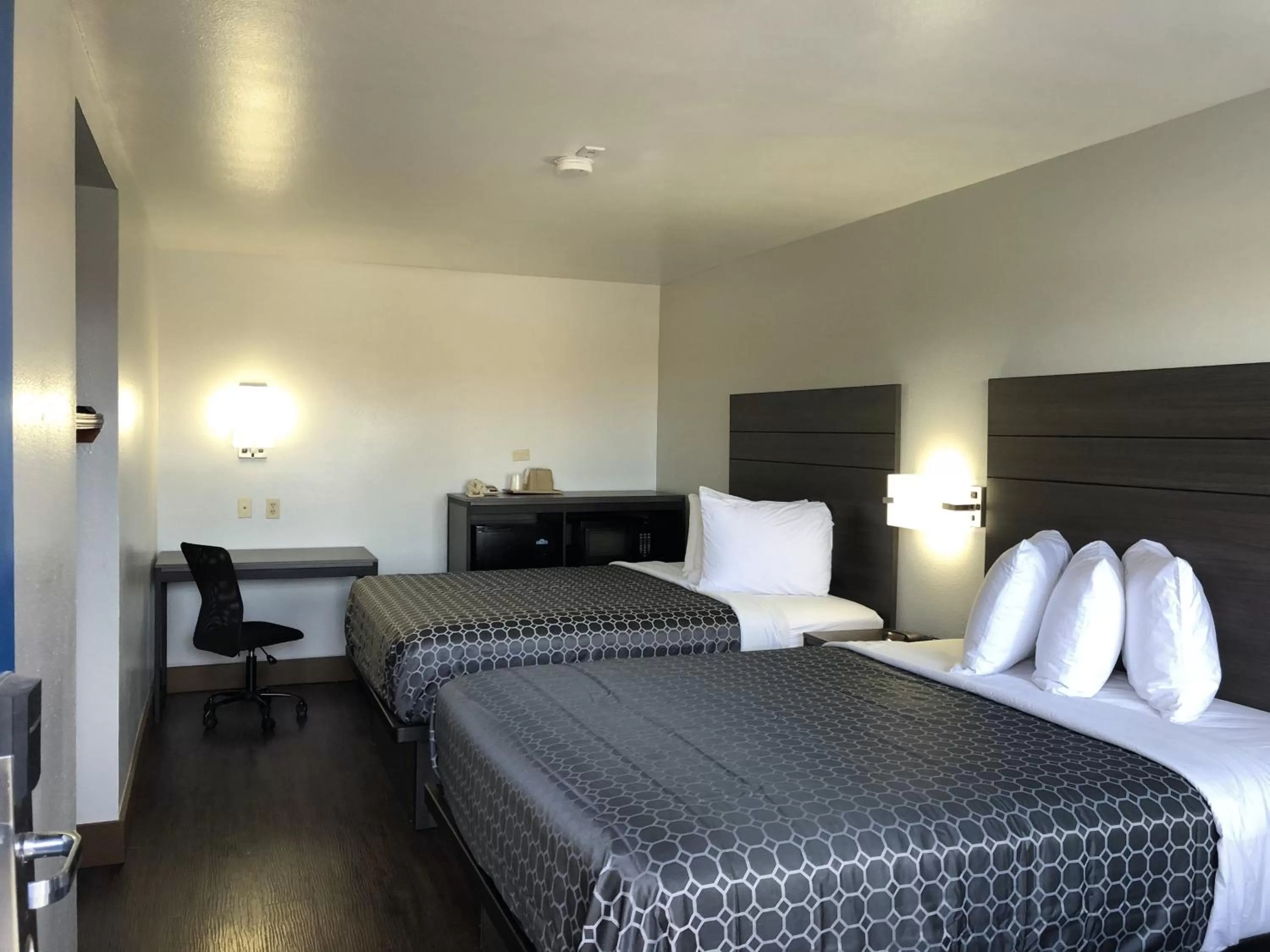 Photo of the whole room, Bed in Blue Way Inn By Jasper Near Frost Bank Center