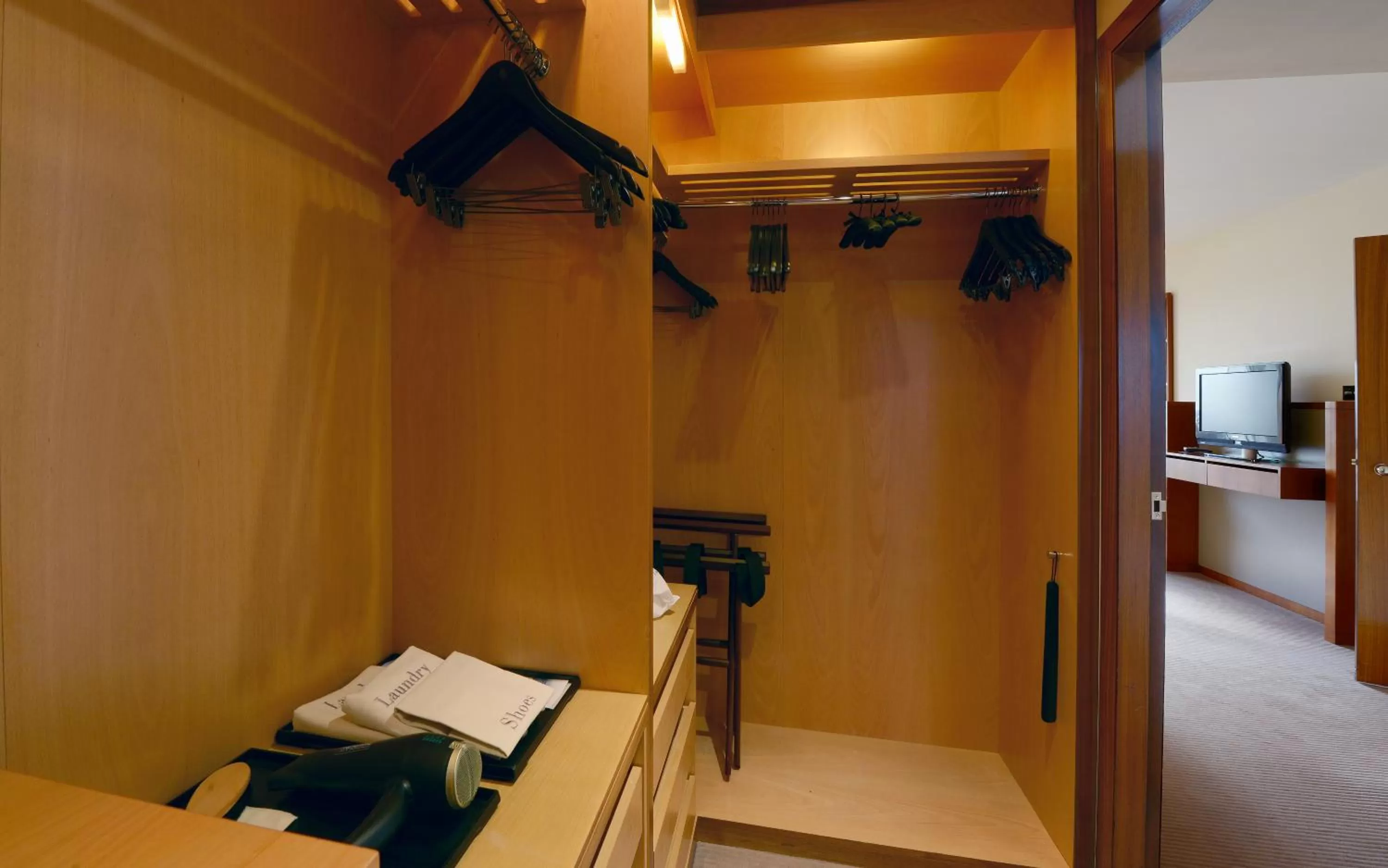 Area and facilities, Bed in Canary Riverside Plaza Hotel