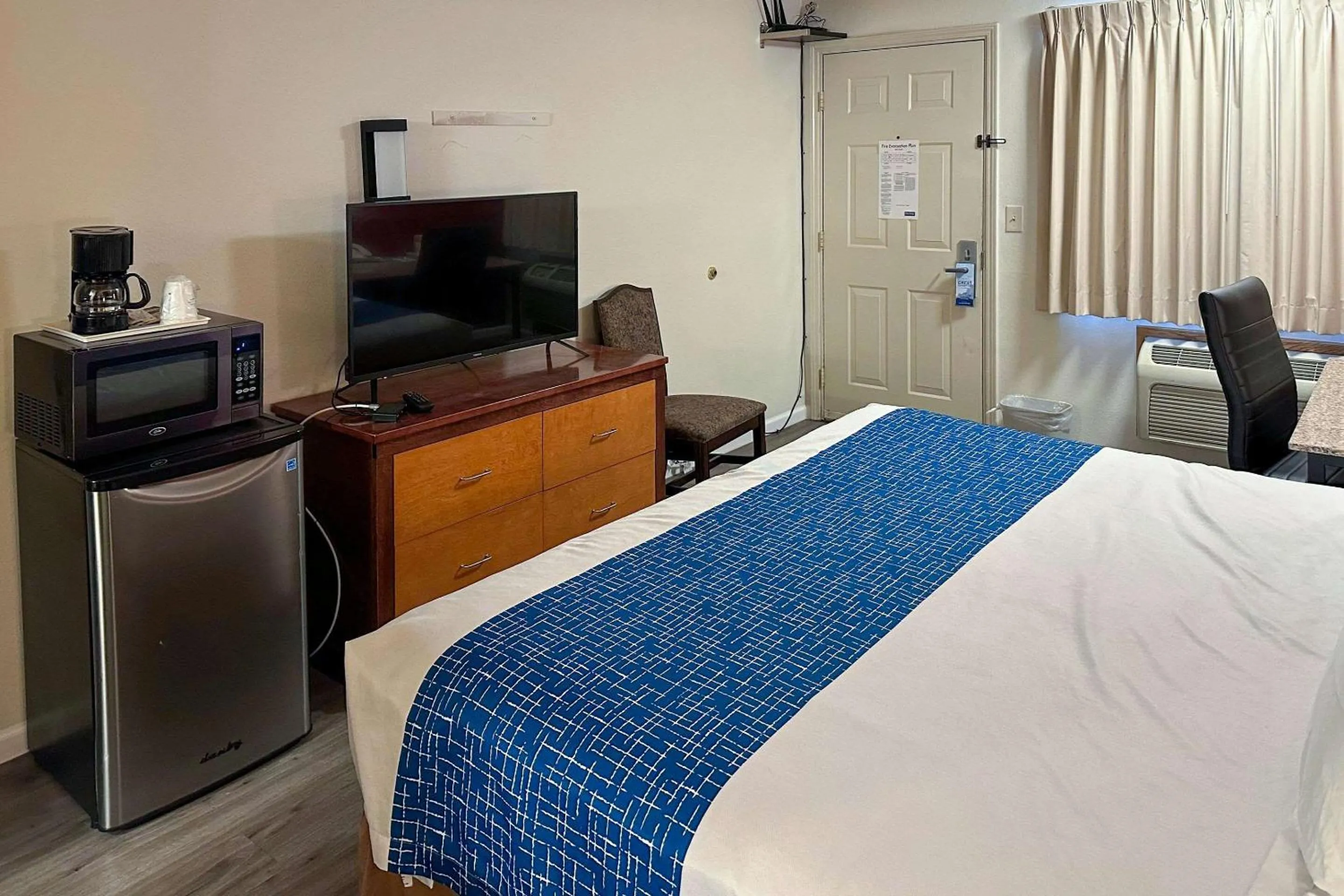 Bedroom, Bed in Econo Lodge Edmonds North Seattle