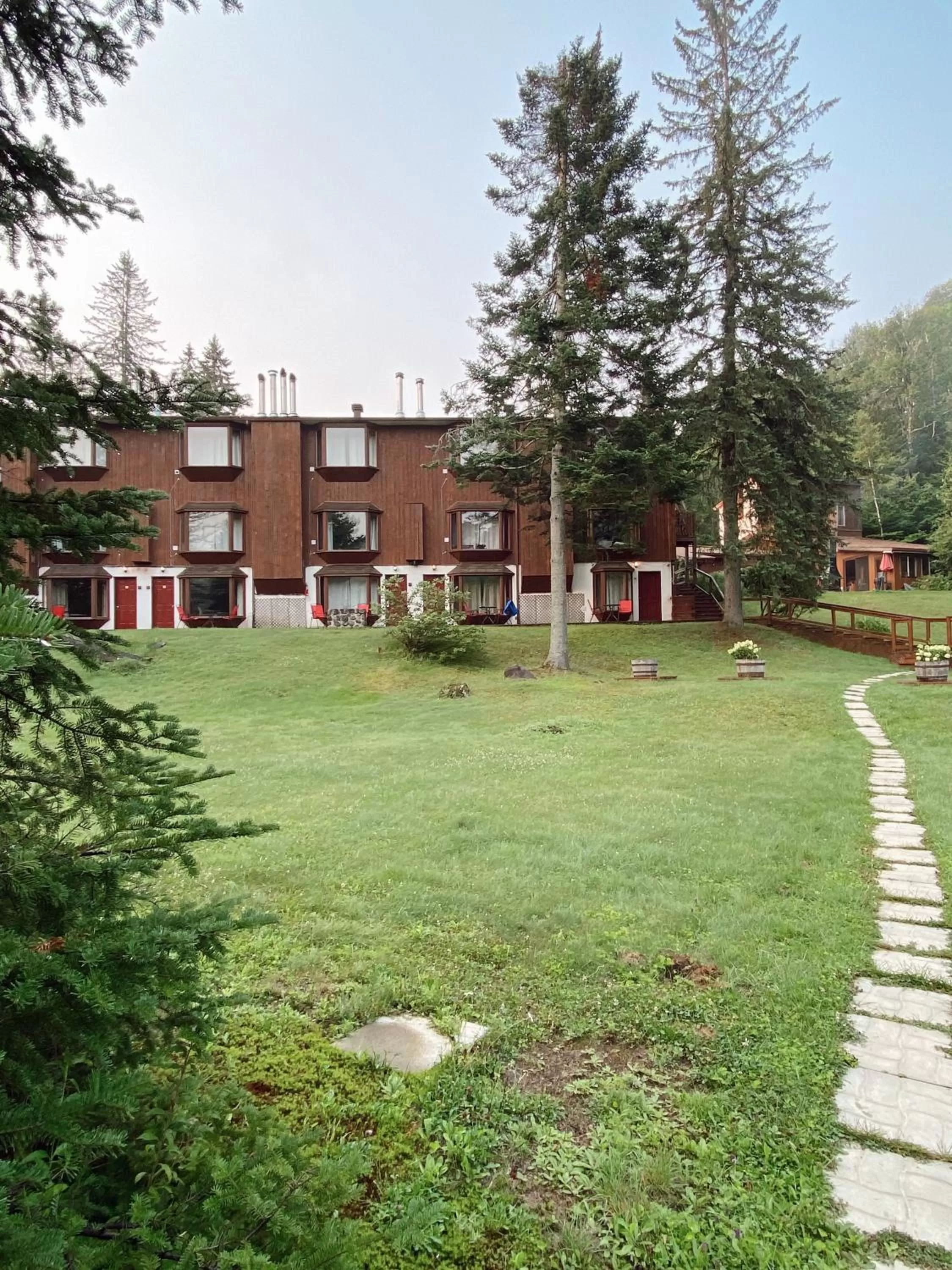 Property building in Hotel Le Petit Lac Sainte-Adèle