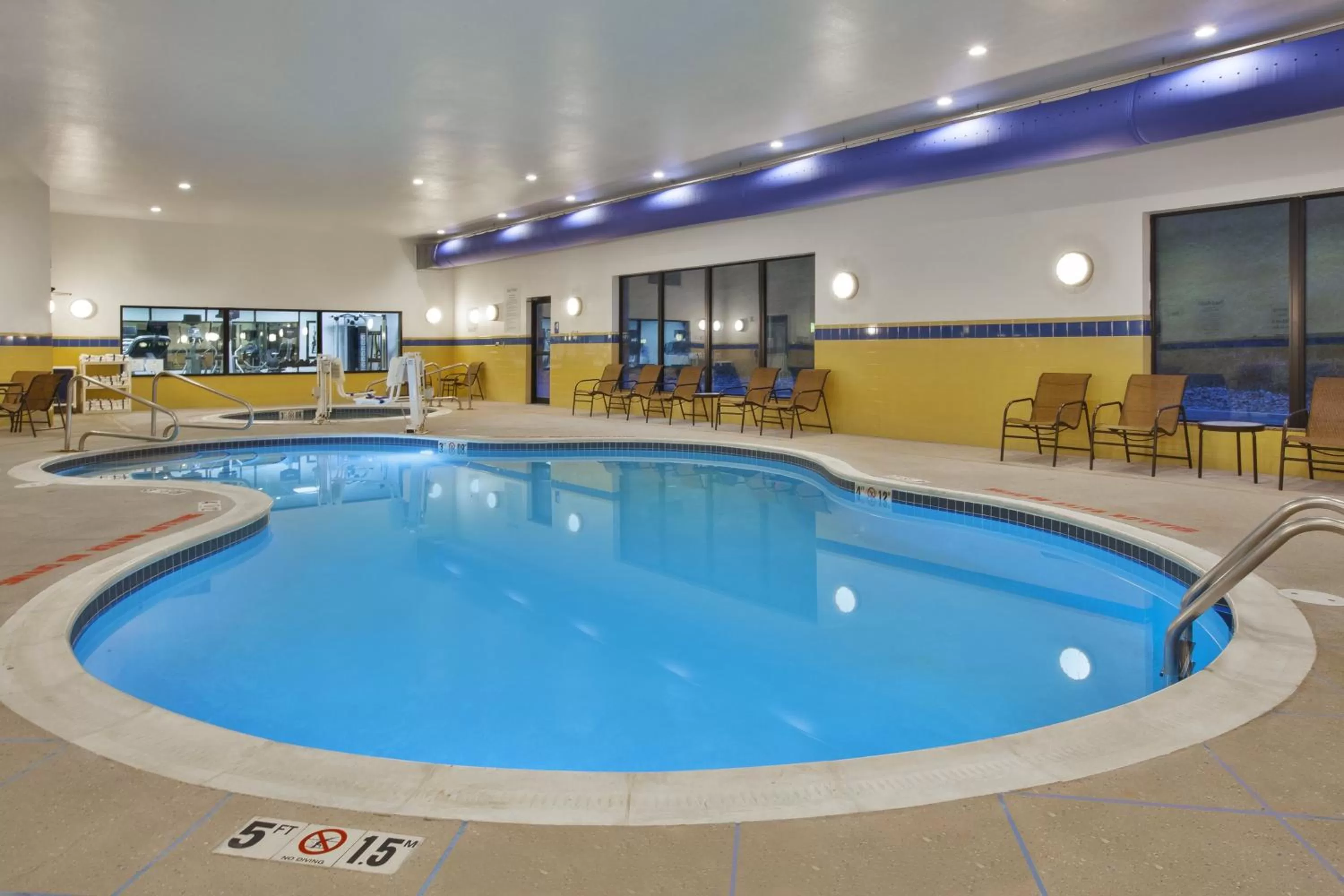 Swimming pool in Holiday Inn Express & Suites Washington - Meadow Lands by IHG