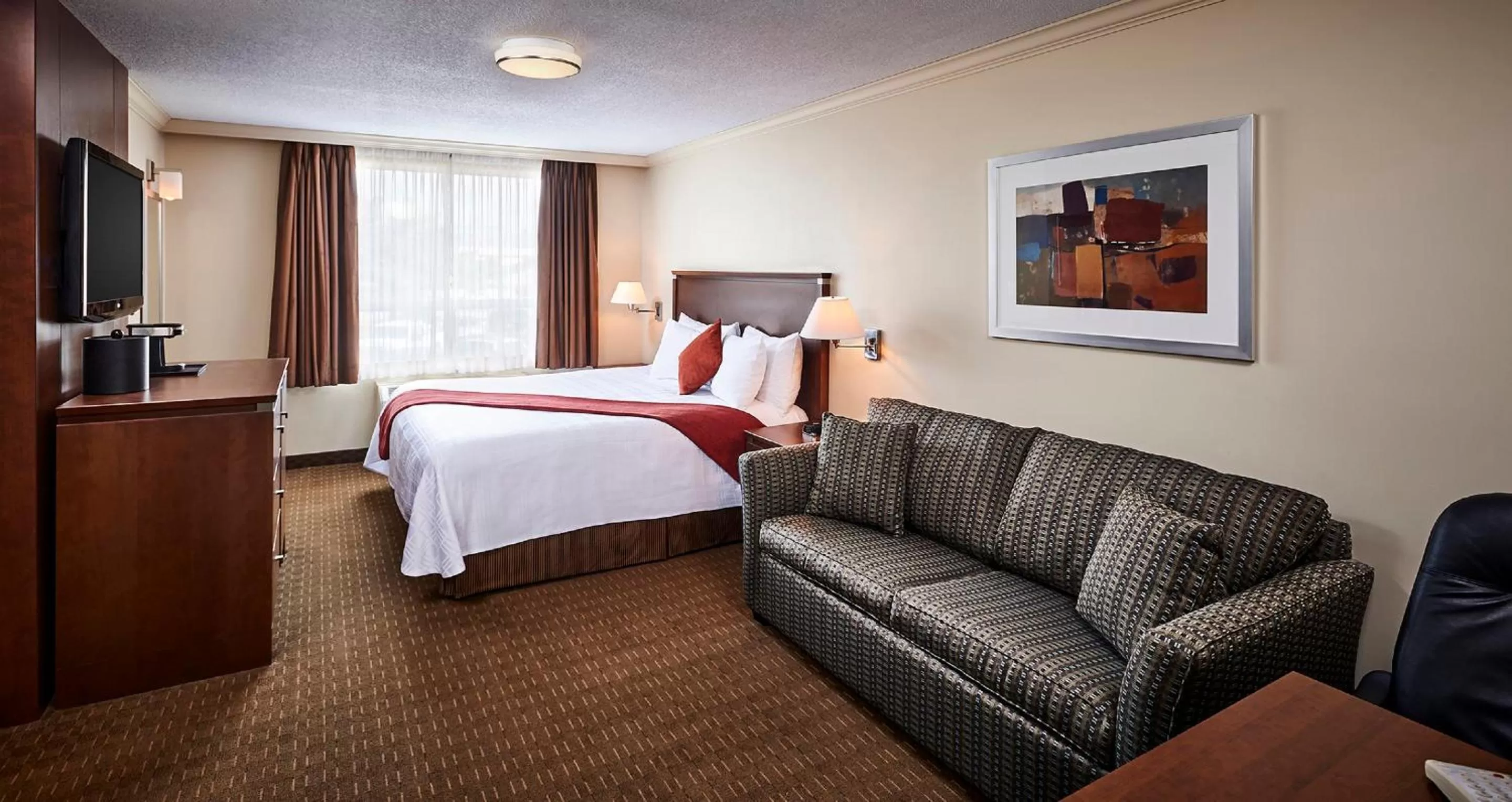 Photo of the whole room, Bed in Best Western Plus Guildwood Inn
