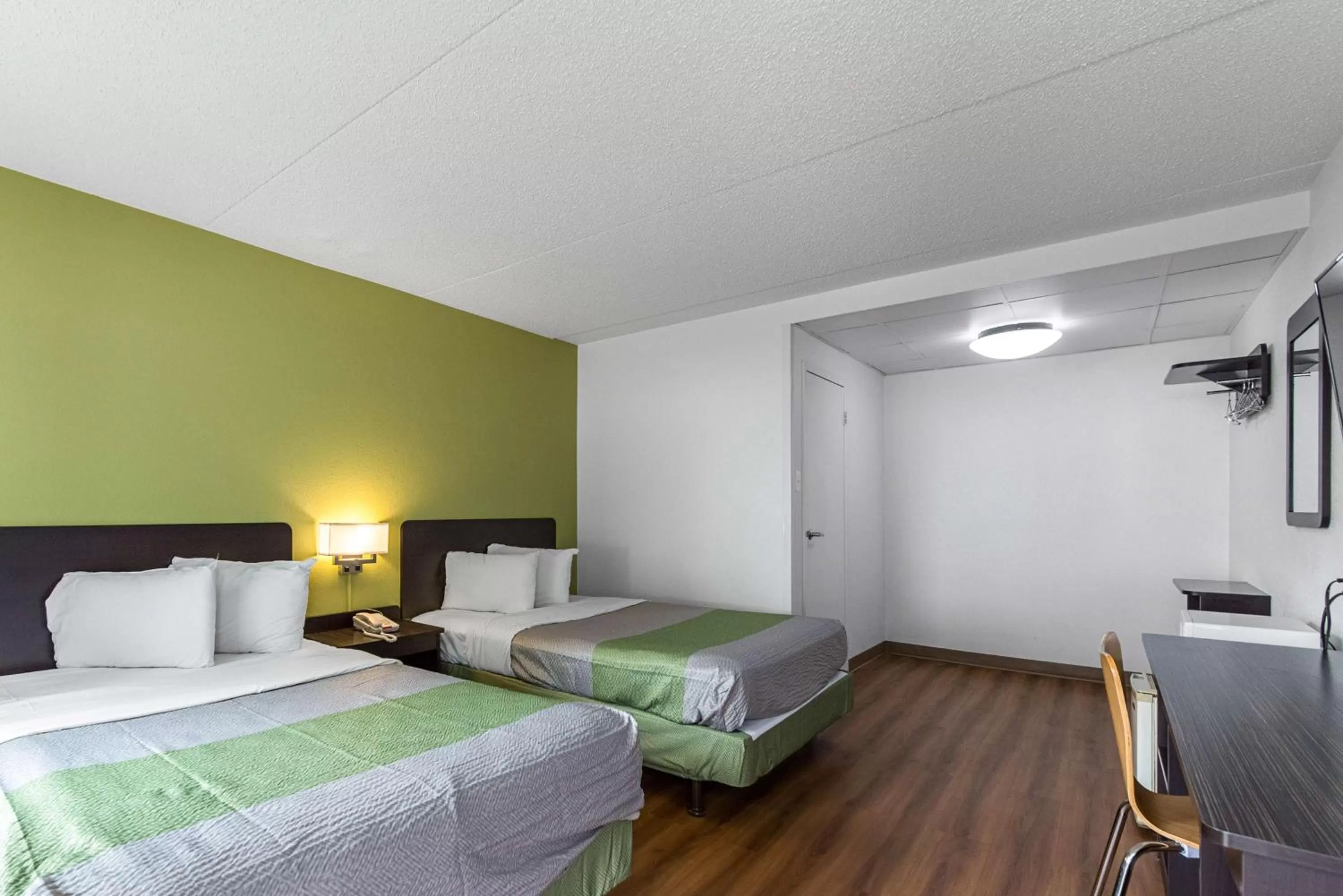 Photo of the whole room, Bed in Motel 6-Warminster, PA