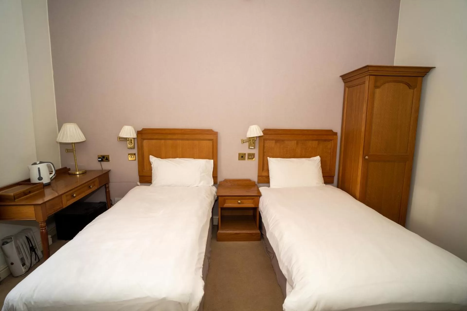 Bedroom, Bed in The Silver Cup