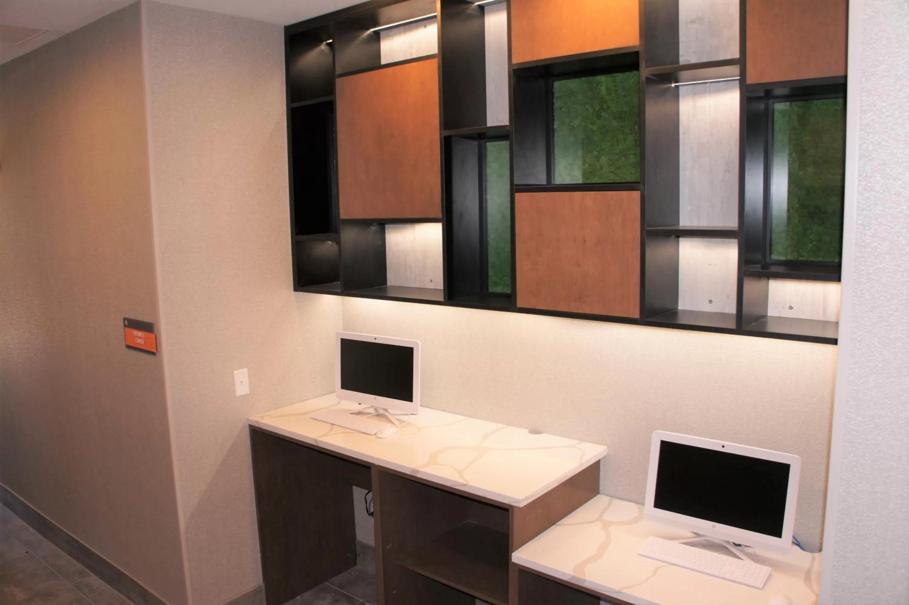 Business facilities in La Quinta Inn & Suites by Wyndham Marysville