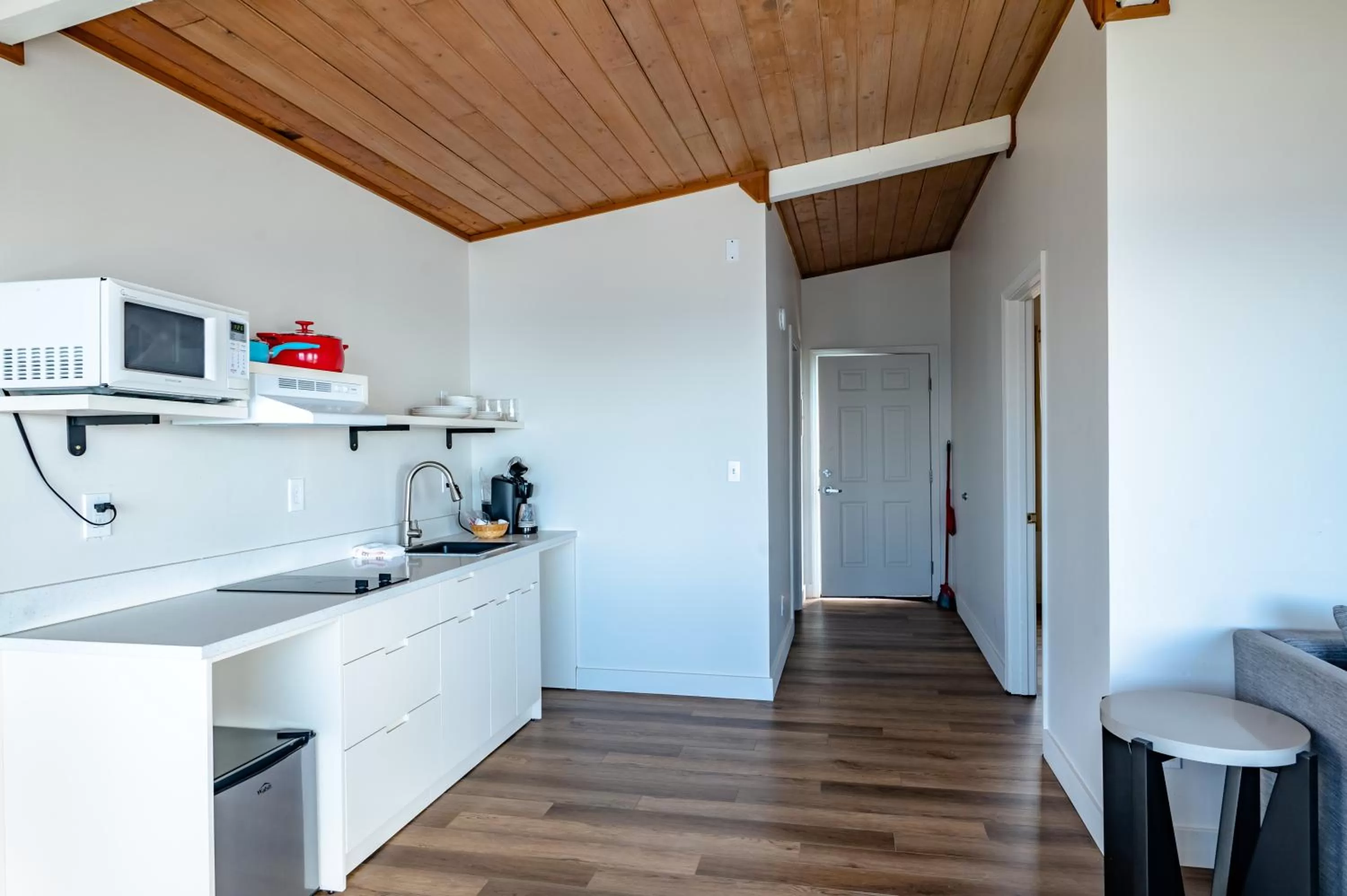 Kitchen or kitchenette in Seagull Beachfront Inn
