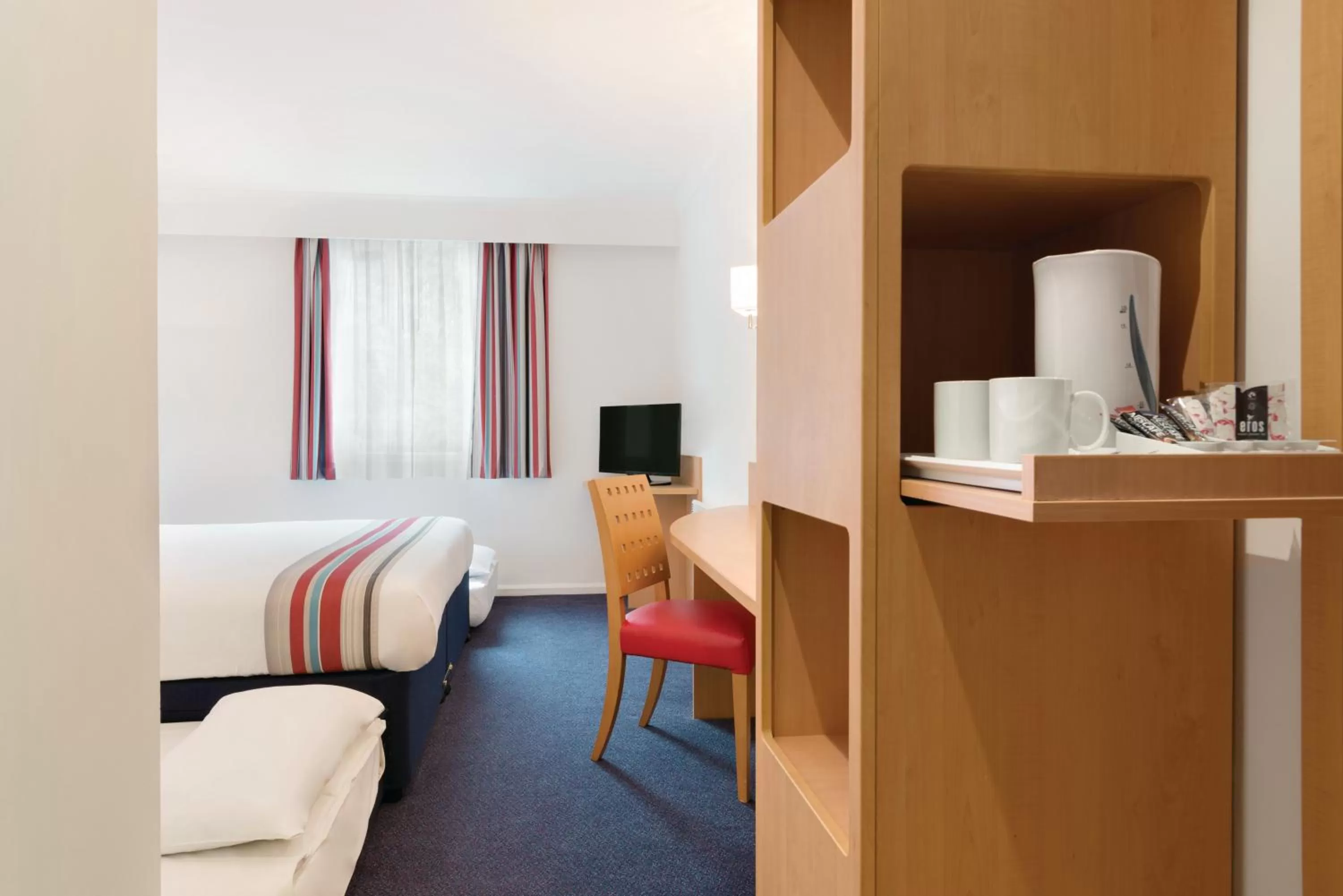 Coffee/tea facilities, Bed in Ramada Wakefield