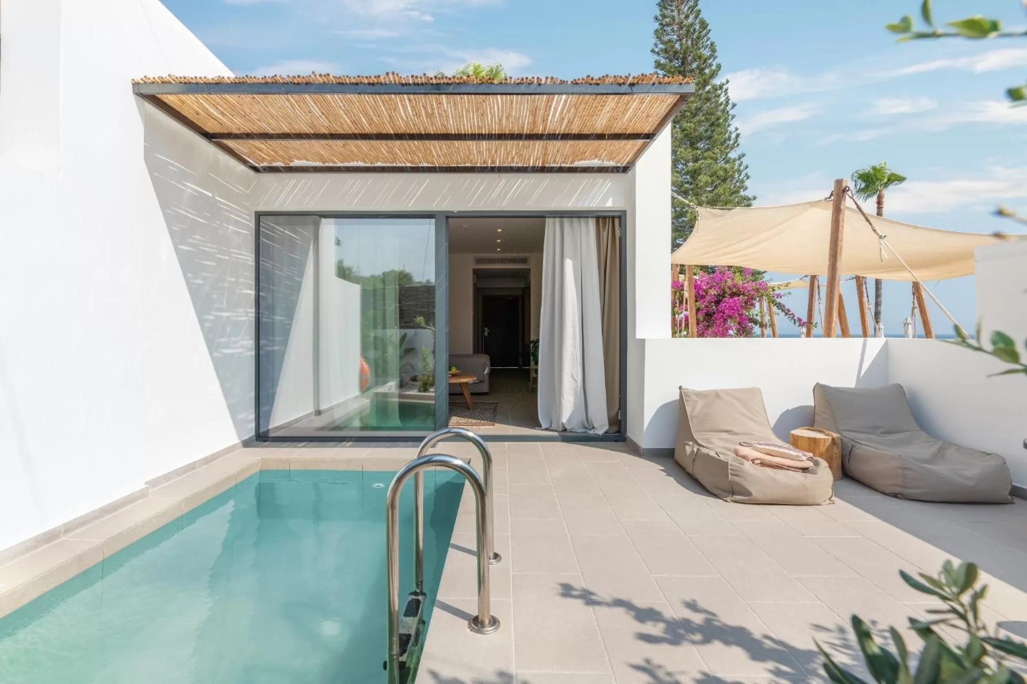 Patio in Napa Mermaid Hotel & Suites