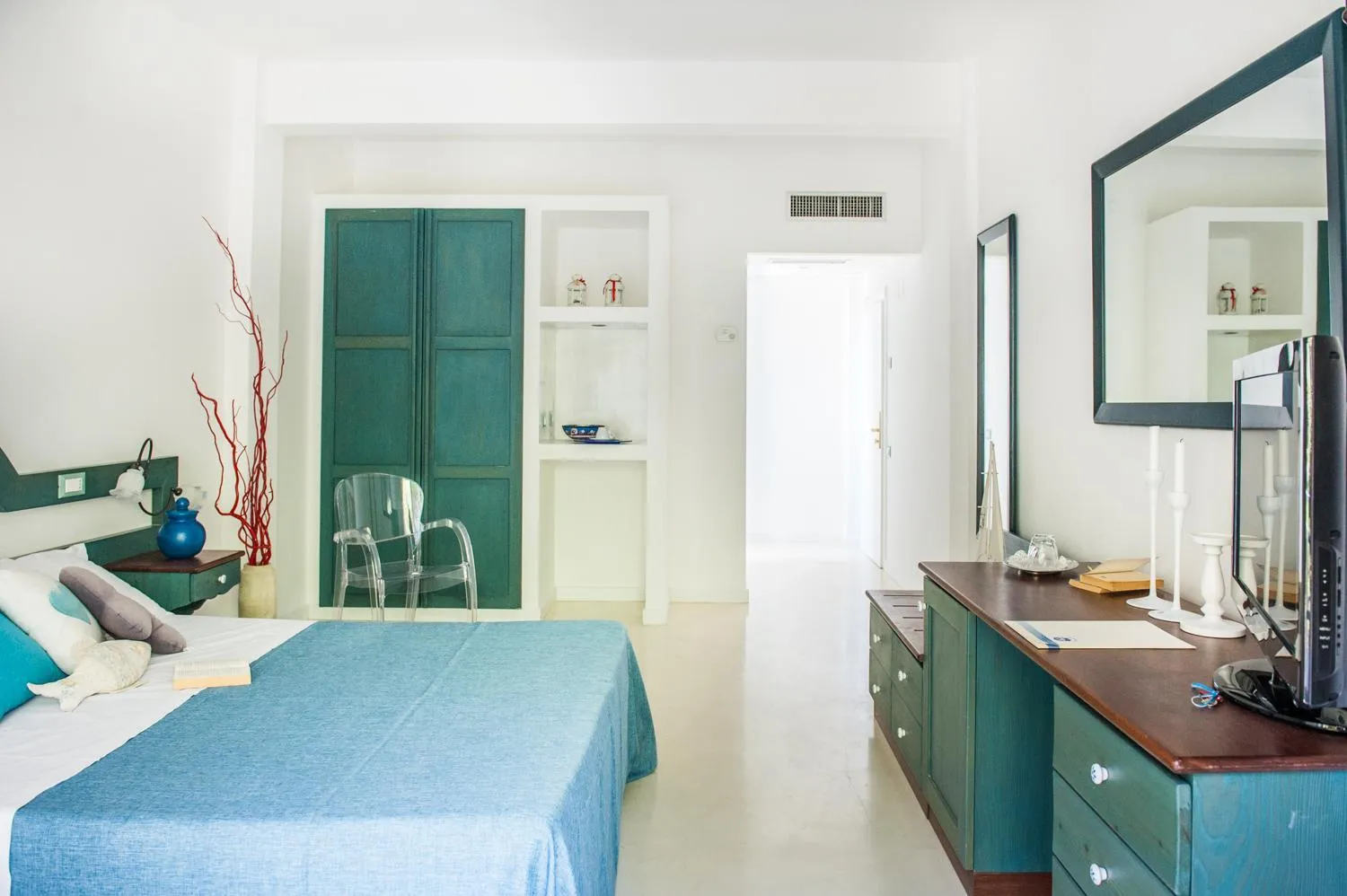 Photo of the whole room, Bed in Summit Hotel