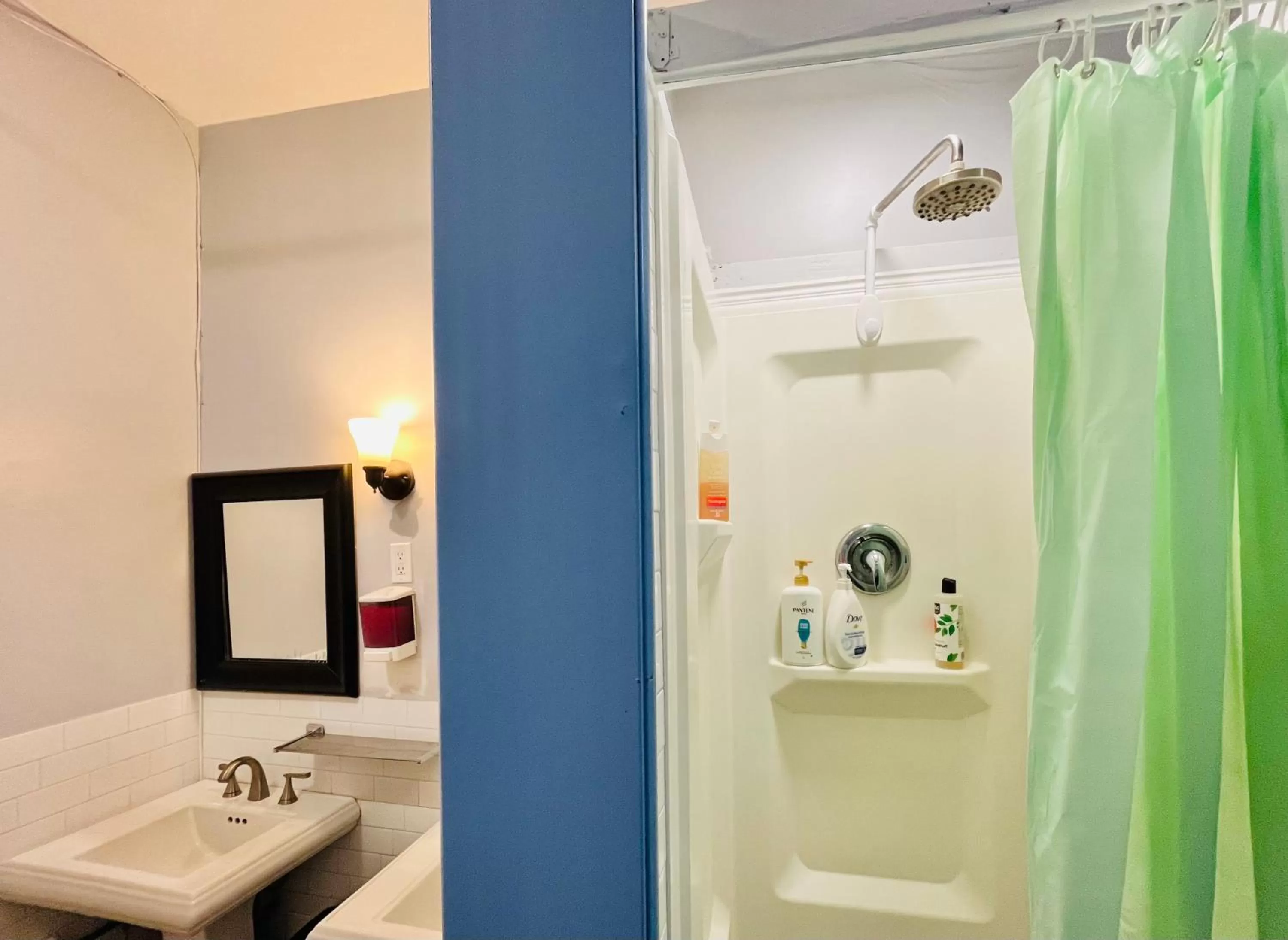 Shower in New York Spirit Retreats HOSTEL