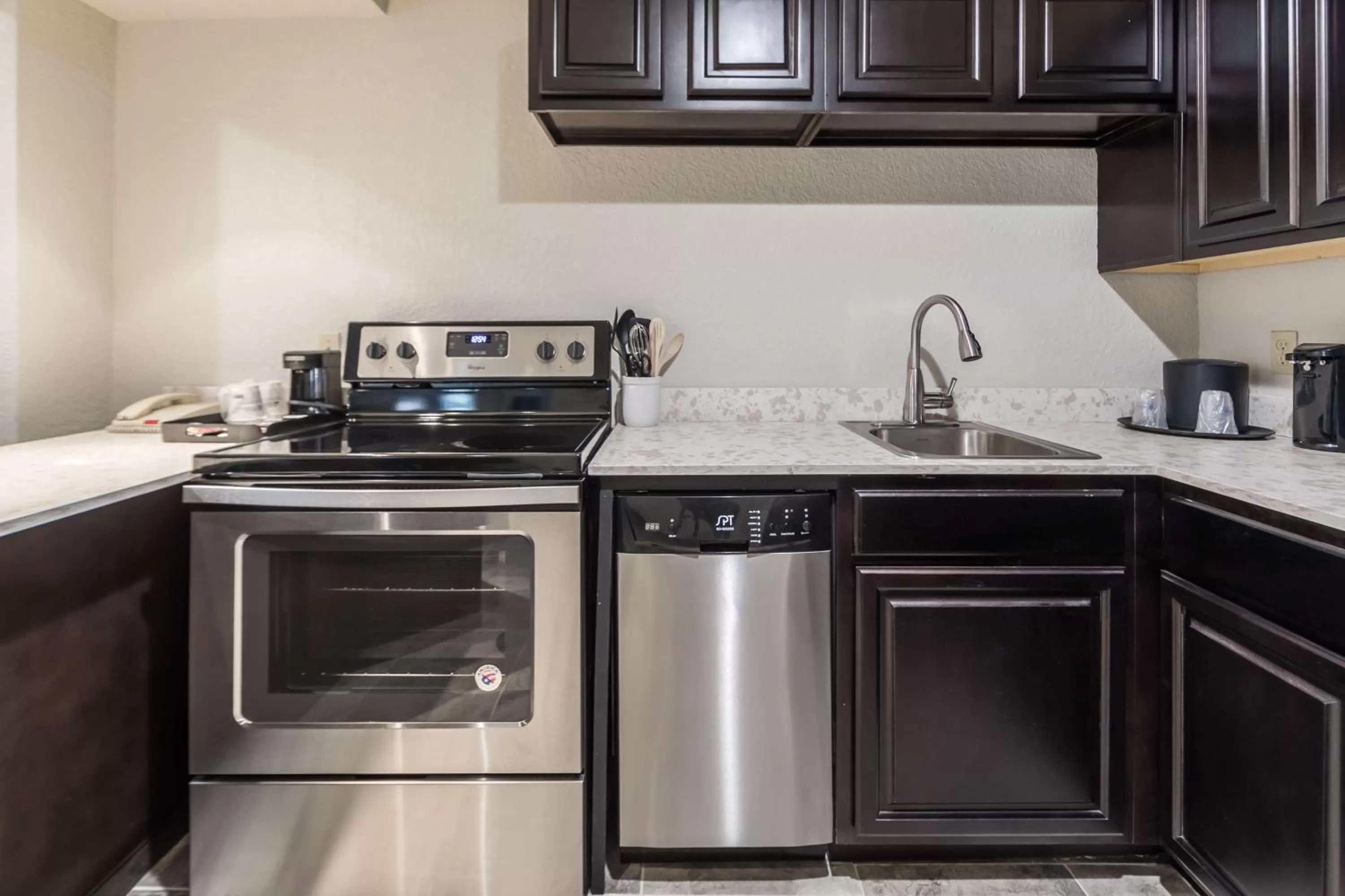 Kitchen or kitchenette in Best Western Plus Sebastian Hotel & Suites