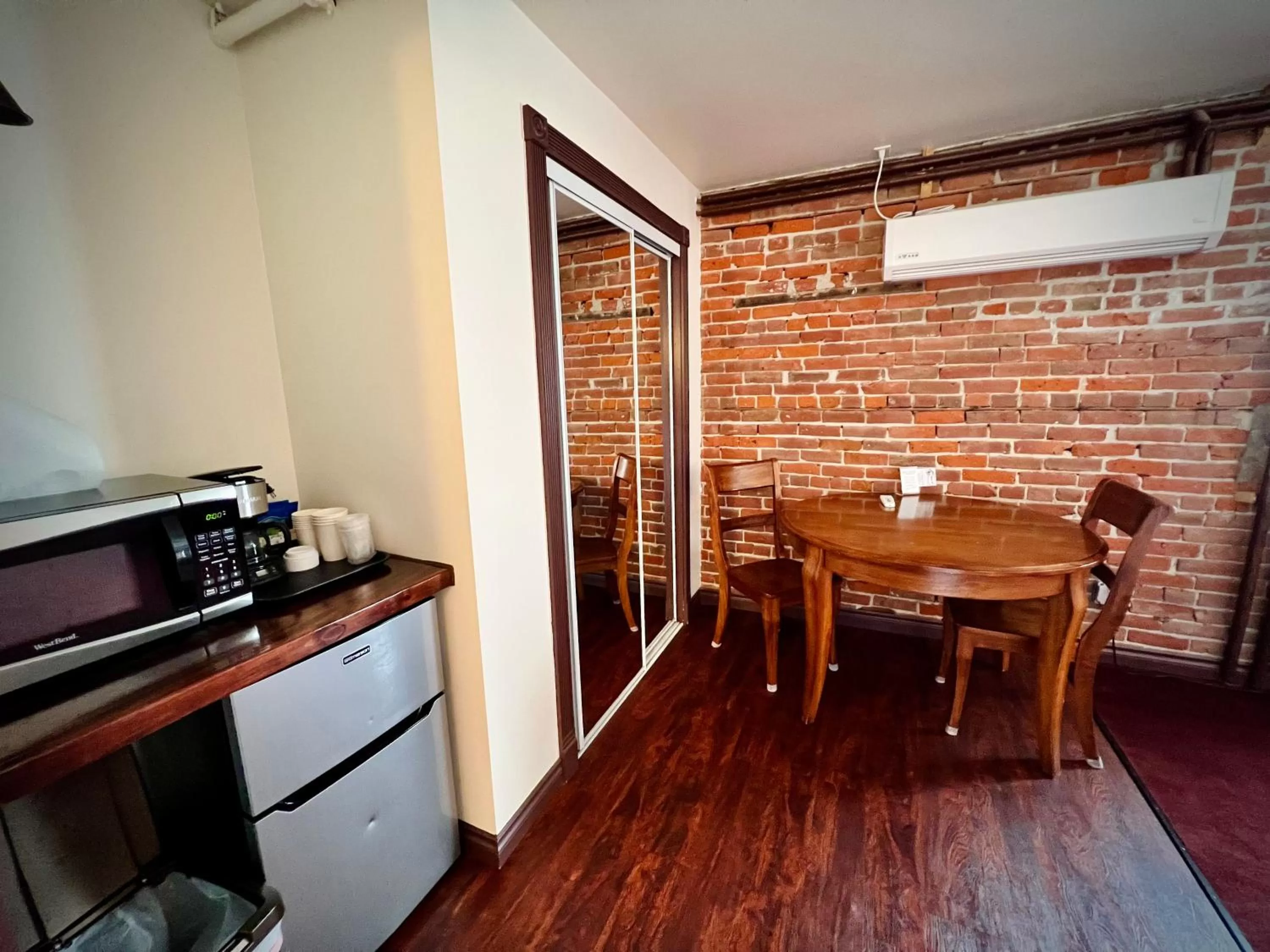Kitchen/Kitchenette in The Monarch Hotel