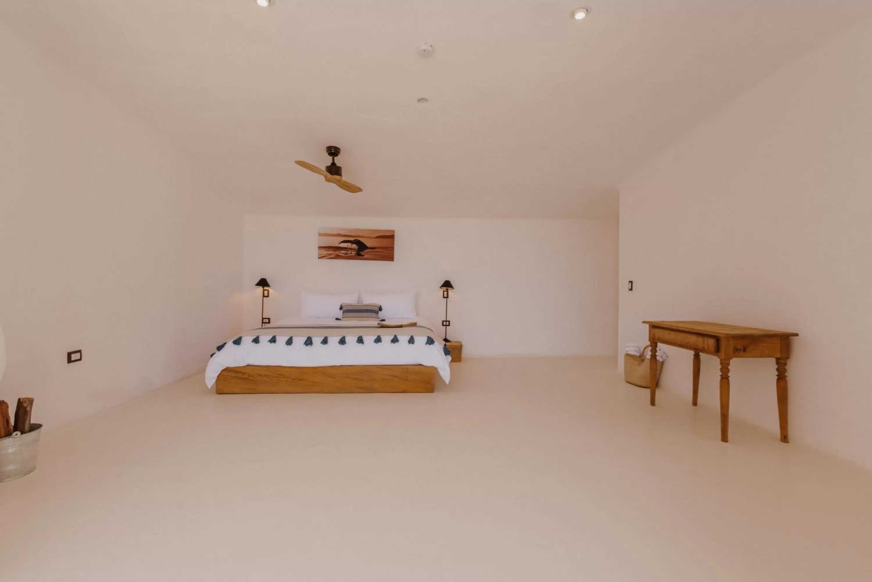 Photo of the whole room, Bed in The White Lodge