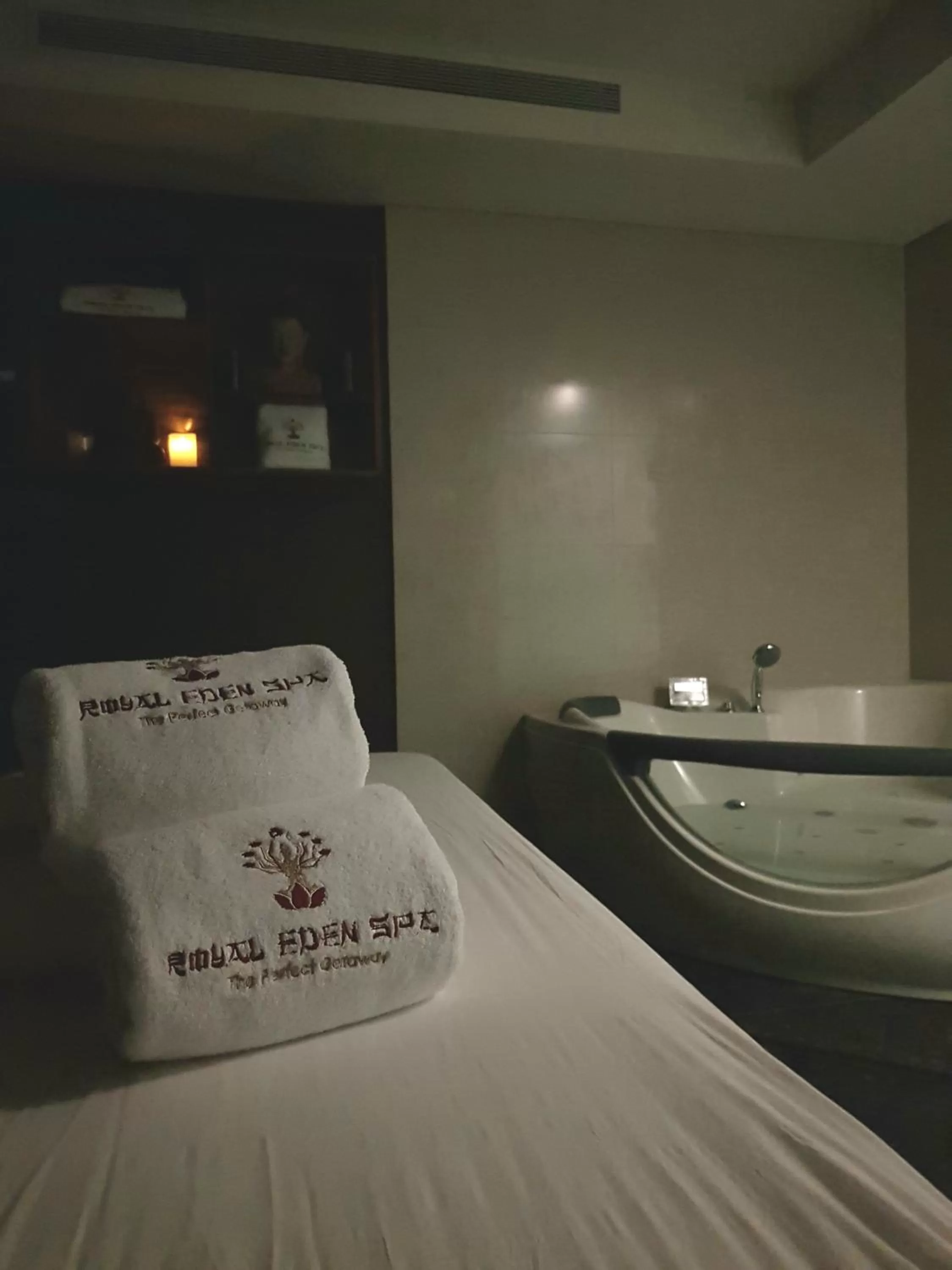 Massage, Bed in Royal Tulip Achrafieh